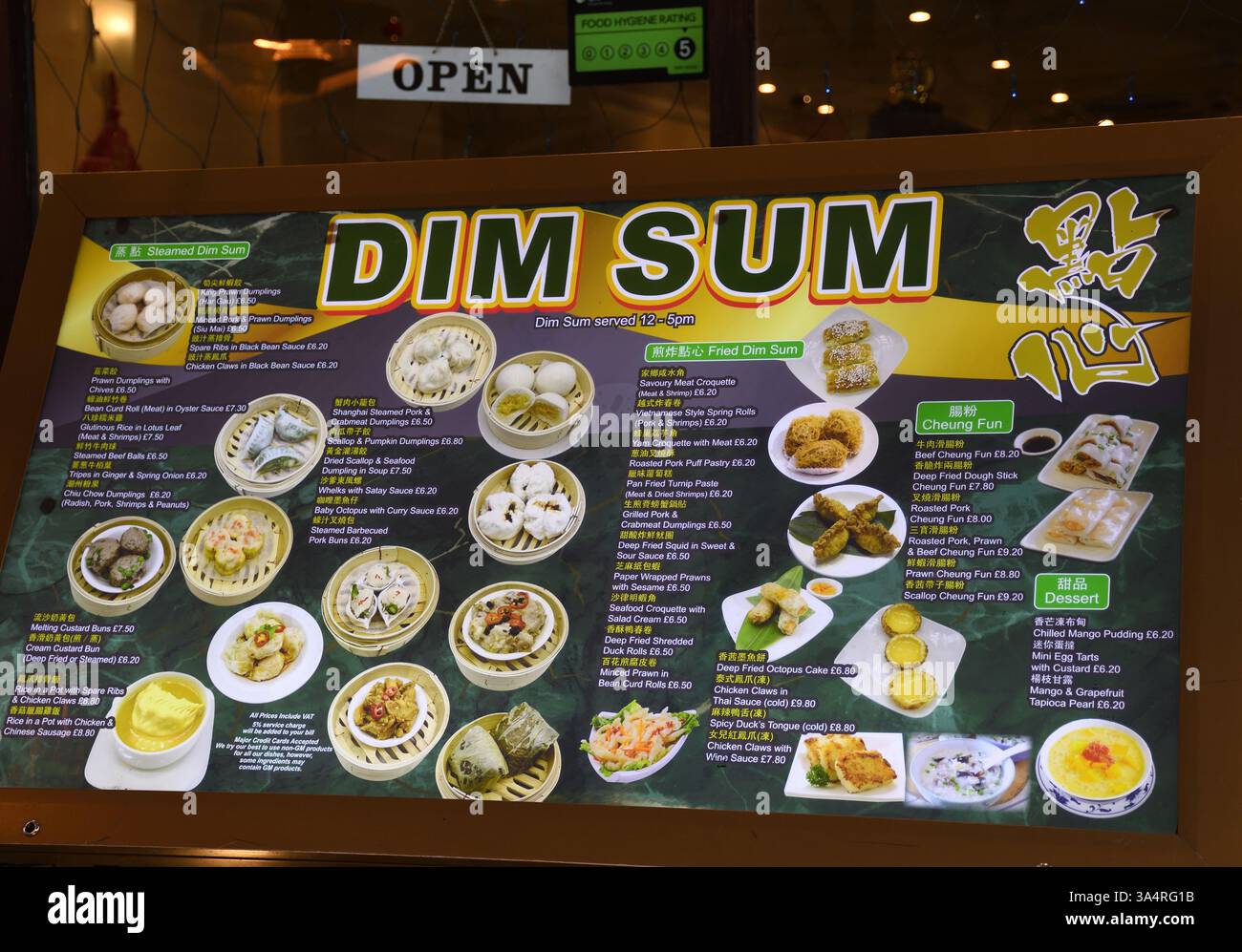 Dim Sum Menü im Fenster, Chinesisches Restaurant, Chinatown, London, Großbritannien - Fotos von vielen Gerichten; Stockfoto