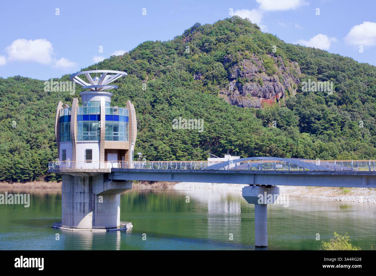Damyang County, Südkorea - 23. September 2020: Ein moderner Aussichtsturm auf dem Damyang Dam bietet einen Panoramablick auf den Stausee und surr Stockfoto