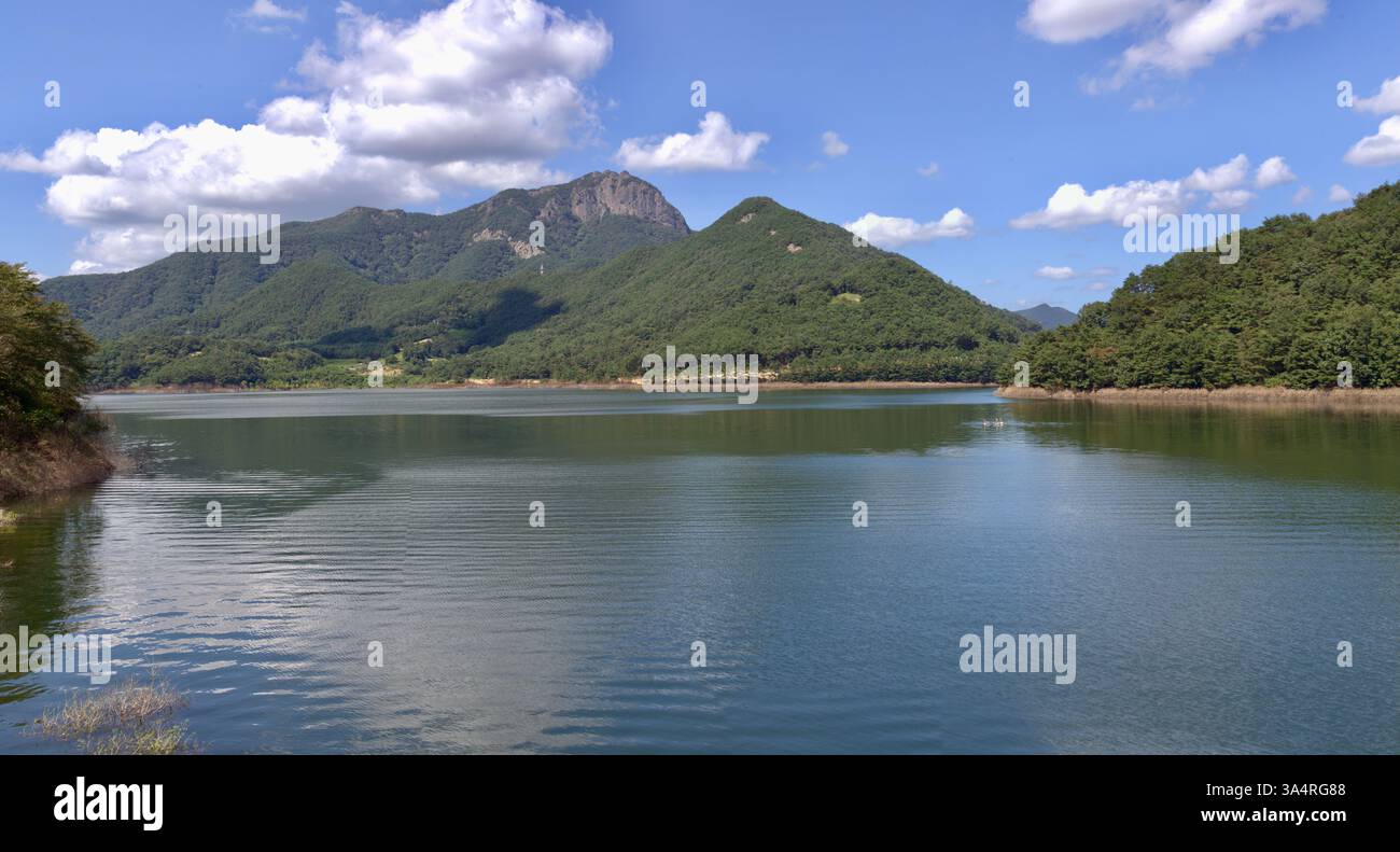 Damyang County, Südkorea - 23. September 2020: Das ruhige Wasser des Damyang Lake spiegelt die üppig grünen Berge um den Stausee und schafft so Stockfoto