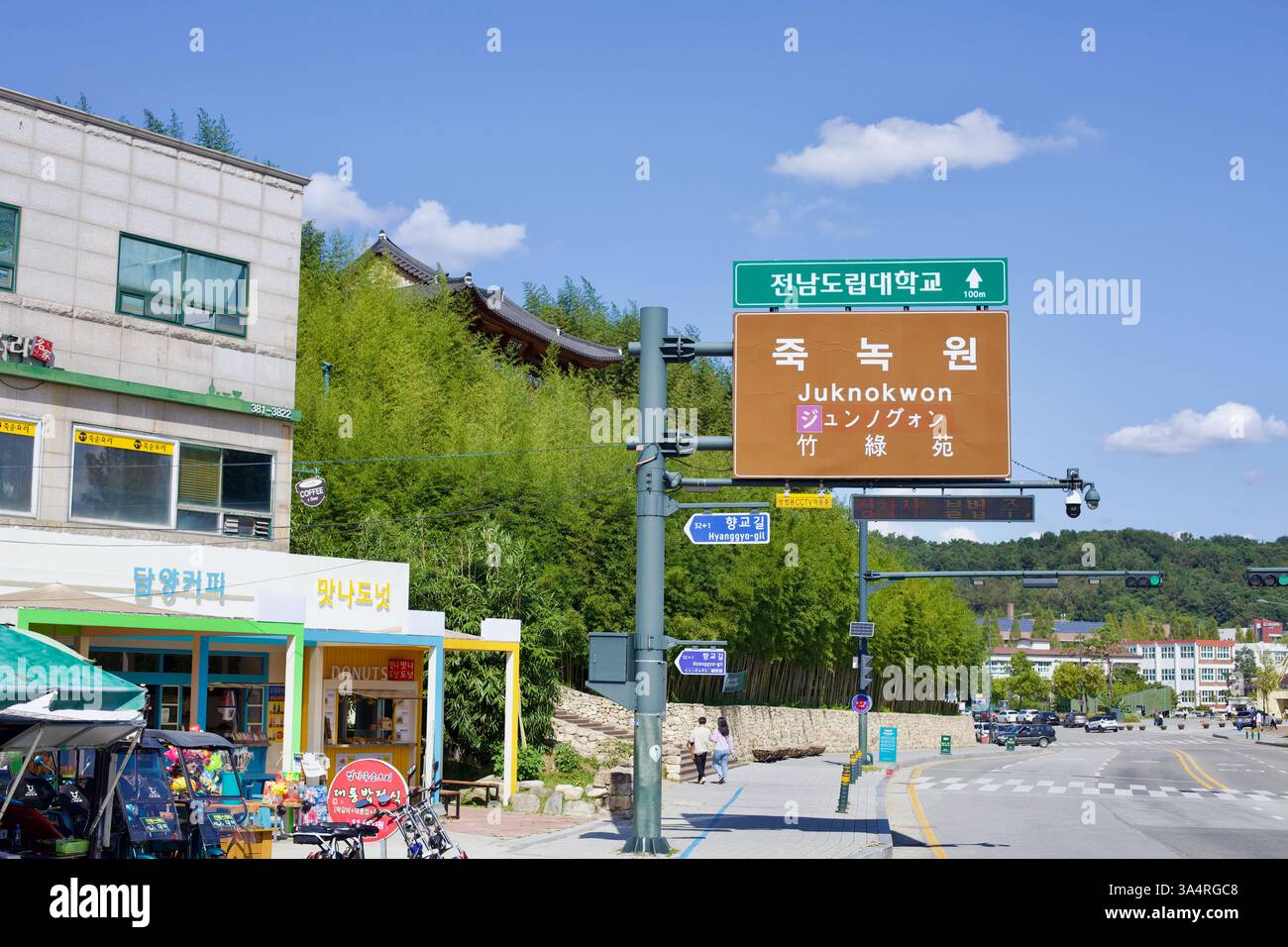Damyang County, Südkorea - 24. September 2020: Ein Straßenschild, das Besucher zum Juknokwon Bamboo Forest, einer beliebten Öko-Tourismus-Stätte in Damyang, führt. Stockfoto