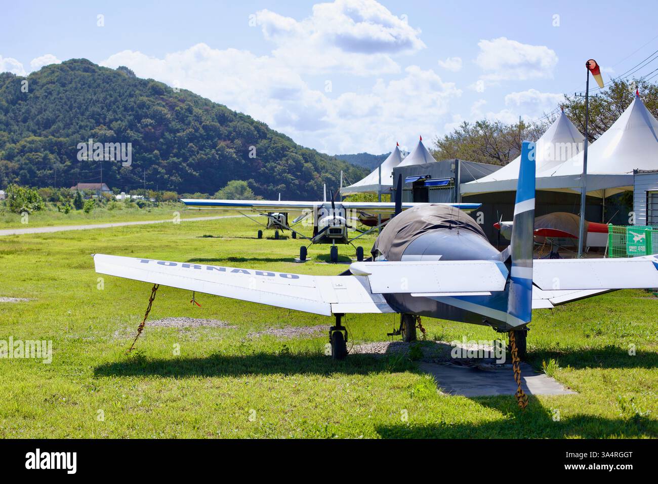 Damyang County, Südkorea - 23. September 2020: Eine Reihe von leichten Flugzeugen parkte auf dem Gras des Flughafens Damyang, einer kleinen Luftfahrtanlage, umgeben Stockfoto