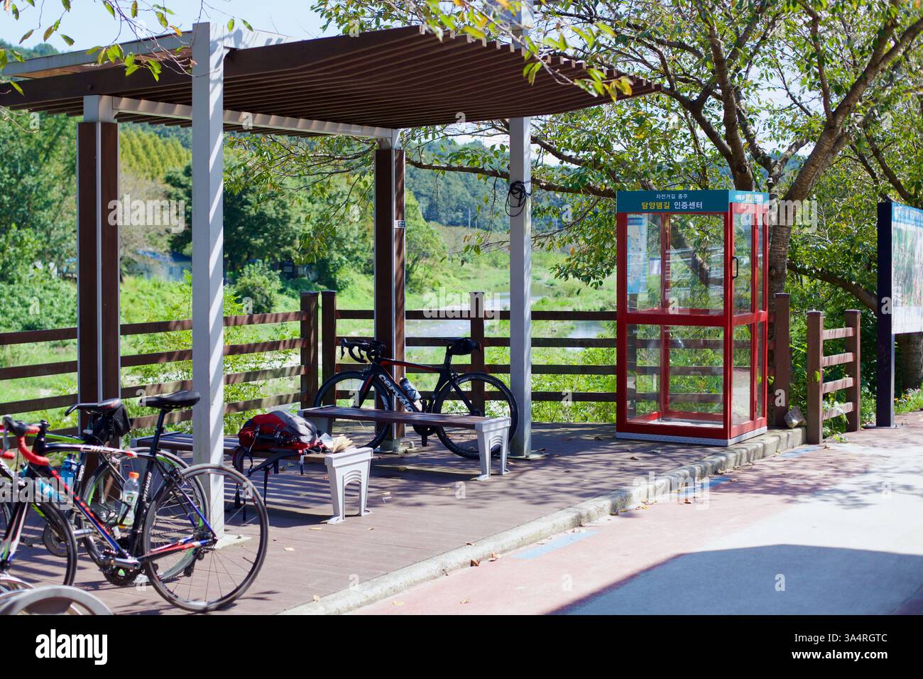 Damyang County, Südkorea - 23. September 2020: Neben dem Damyang Dam Certification Center befindet sich eine schattige Raststätte mit geparkten Rennrädern Stockfoto