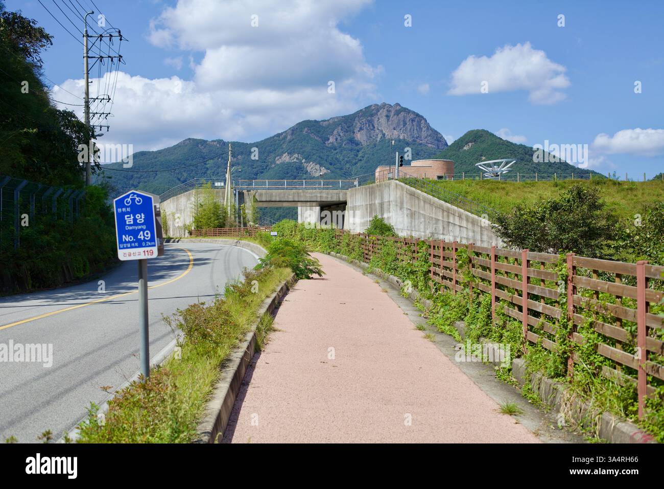 Damyang County, Südkorea - 23. September 2020: Ein Abschnitt des Yeongsangang Bike Path verläuft entlang einer Straße, die zum Damyang Dam und Damyang Lak führt Stockfoto