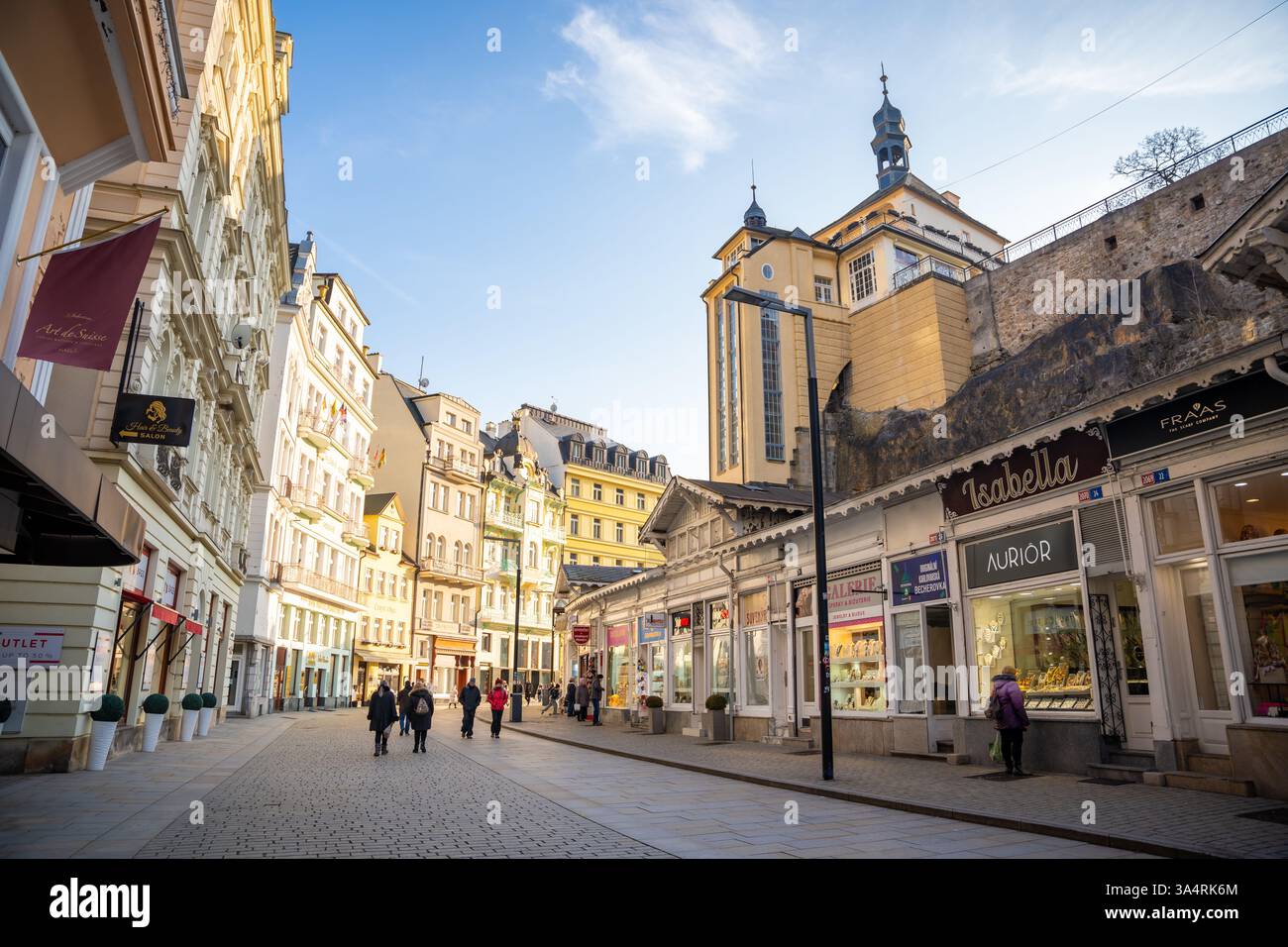 Karlsbad, Tschechische Republik - 10. Februar 2025: Blick auf das Stadtzentrum von Karlsbad mit Menschen und Cafés im Winter, Tschechische republik Stockfoto