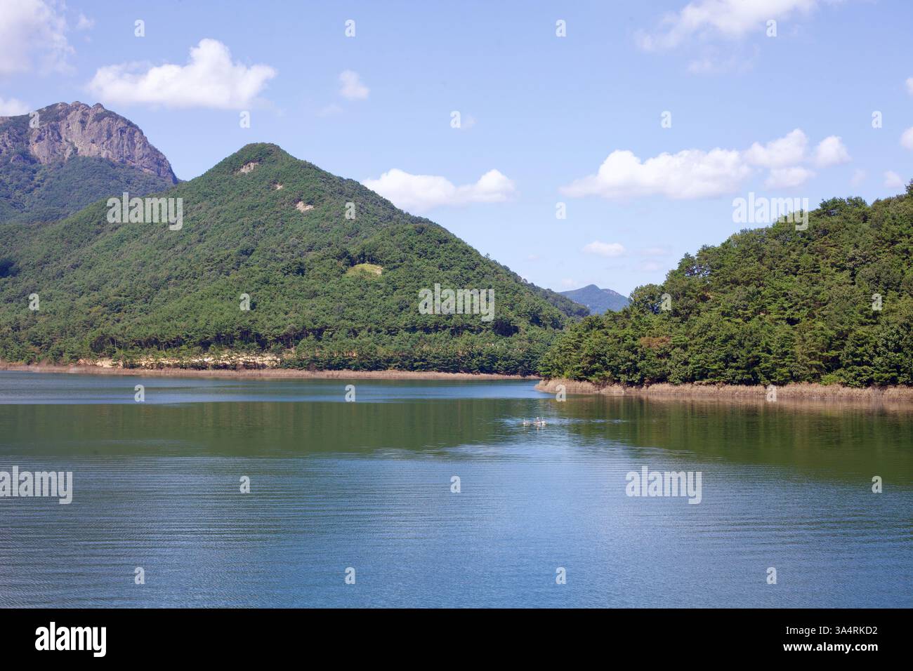 Damyang County, Südkorea - 23. September 2020: Die stillen Gewässer des Damyang Lake spiegeln die umliegenden bewaldeten Hügel und Berge wider und bilden einen pe Stockfoto