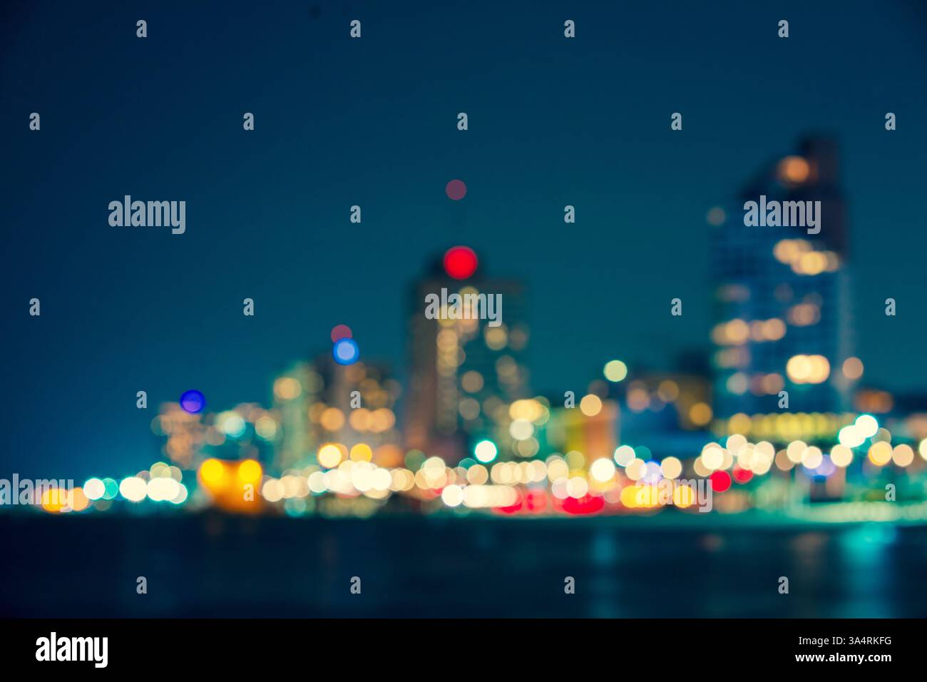 Tel Aviv Nachtlichter. Nächtliches Stadtbild. Unscharfe Sicht auf die Tel Aviv Promenade bei Nacht. Israel Stockfoto