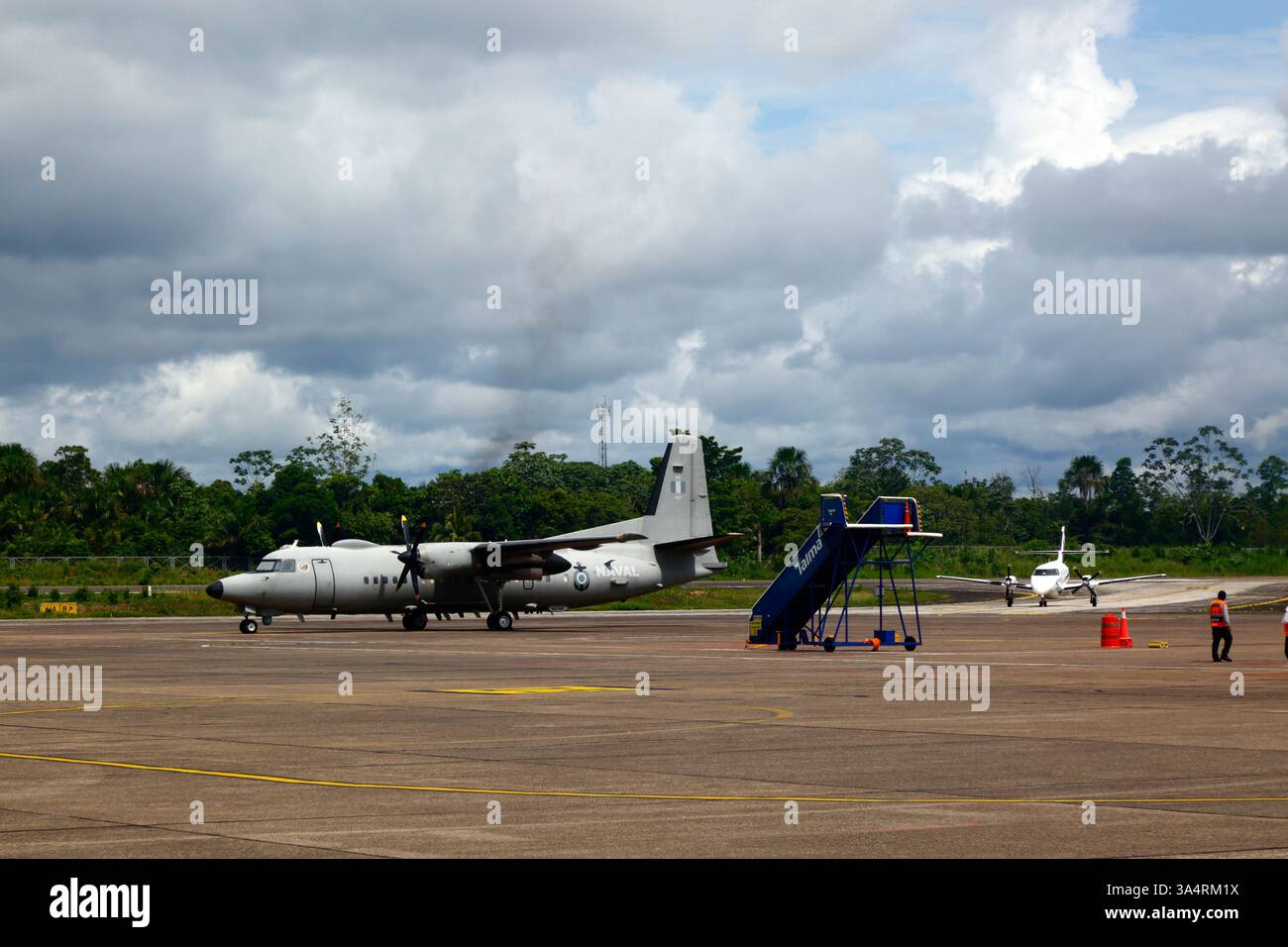 Peruanische Marine Fokker 50 Nummer AE 567 Turboprop-Flugzeug auf der Rampe des Flughafens Iquitos, Iquitos, Region Loreto, Peru Stockfoto