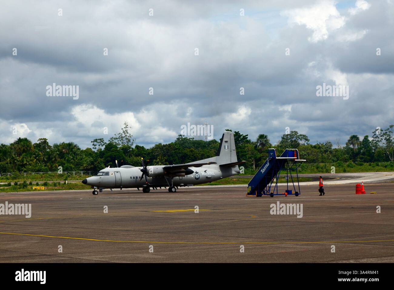 Peruanische Marine Fokker 50 Nummer AE 567 Turboprop-Flugzeug auf der Rampe des Flughafens Iquitos, Iquitos, Region Loreto, Peru Stockfoto
