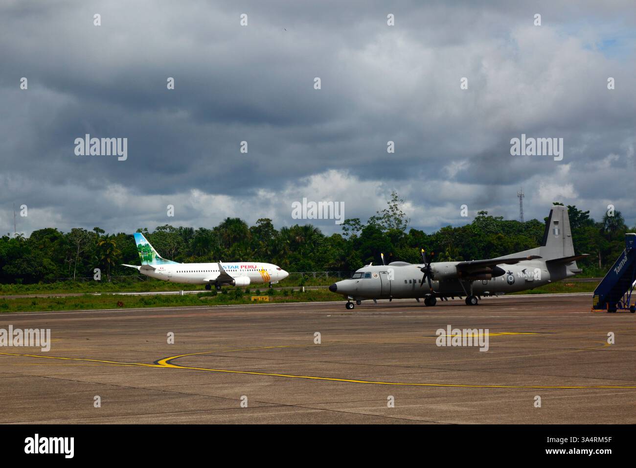 Star Peru Airline Boeing 737-3H4 Flugzeug ob-2181-P Rollfahrzeug und peruanische Marine Fokker 50 Nummer AE 567 Turboprop Flugzeug am Flughafen Iquitos, Peru Stockfoto