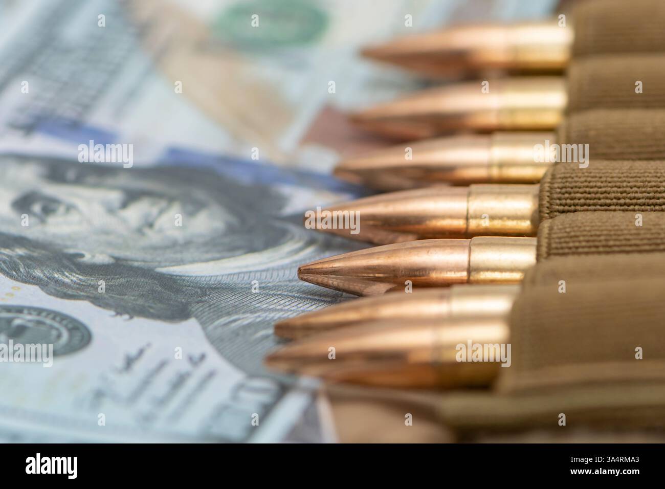 Munition und Geld sind das konzeptionelle Symbol für Krieg und Wirtschaft Stockfoto