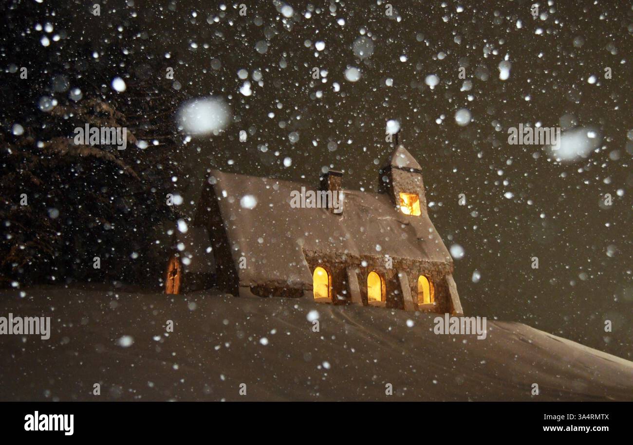Starker Schneefall in der South Korea Silver Bell Kirche, bedeckt mit Schnee in Pyeongchang-Gun, in Gangwon-Do, Südkorea am 18. März 2025. In Südkorea gab es in letzter Zeit erhebliche Schneefälle, die in verschiedenen Regionen zu erheblichen Störungen führten. PyeongChang Korea, Republik Copyright: XMatrixxImagesx/xKwakxKyung-Keunx Stockfoto