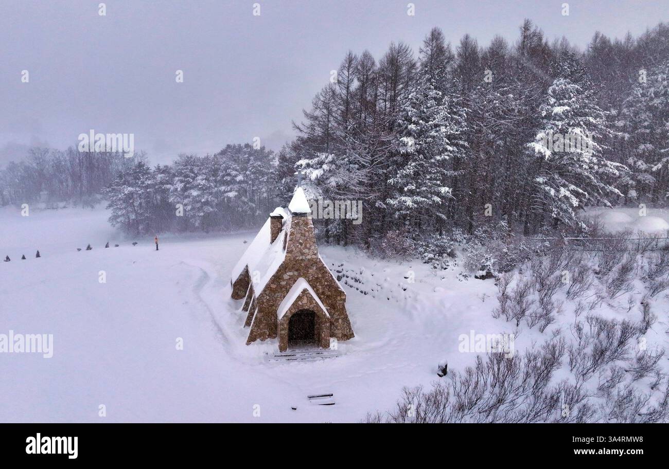 Starker Schneefall in der South Korea Silver Bell Kirche, bedeckt mit Schnee in Pyeongchang-Gun, in Gangwon-Do, Südkorea am 18. März 2025. In Südkorea gab es in letzter Zeit erhebliche Schneefälle, die in verschiedenen Regionen zu erheblichen Störungen führten. PyeongChang Korea, Republik Copyright: XMatrixxImagesx/xKwakxKyung-Keunx Stockfoto