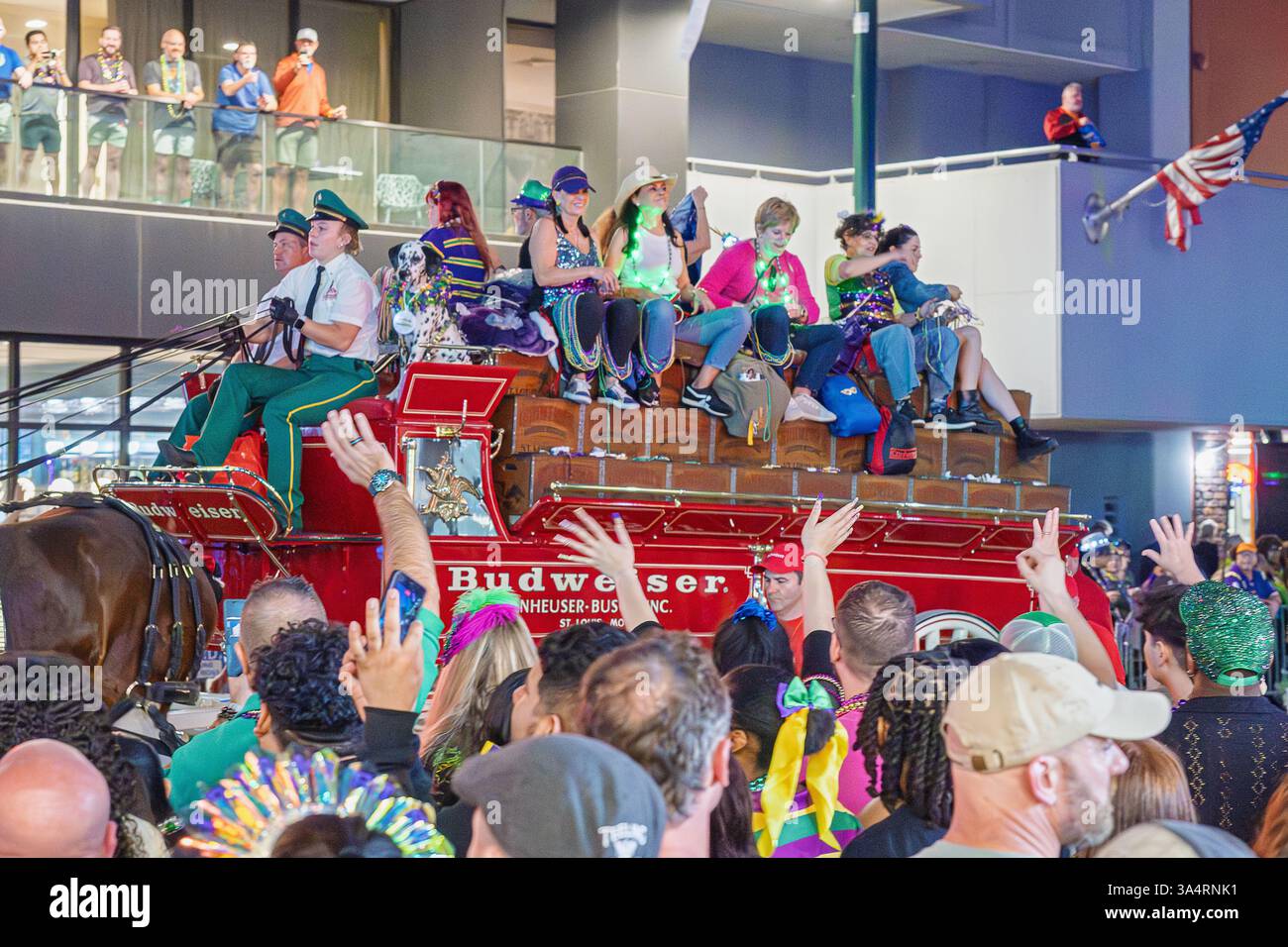 New Orleans, Louisiana, USA 1. März 2025, Mardi Gras Budweiser Float Hotel Uhr Hände Menschen Handy Pferde Stockfoto