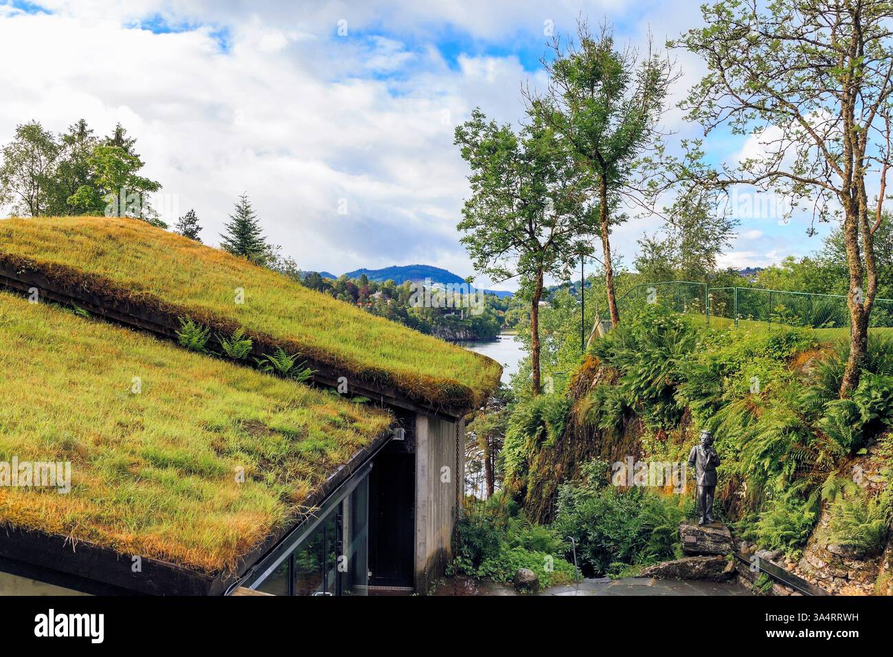 TROLDHAUGEN, NORWEGEN - 3. JULI 2016: Hier sehen Sie den Nordasvatnet-See, den modernen Konzertsaal Trolsalen und ein Denkmal für den Komponisten Edvard Grieg. Stockfoto