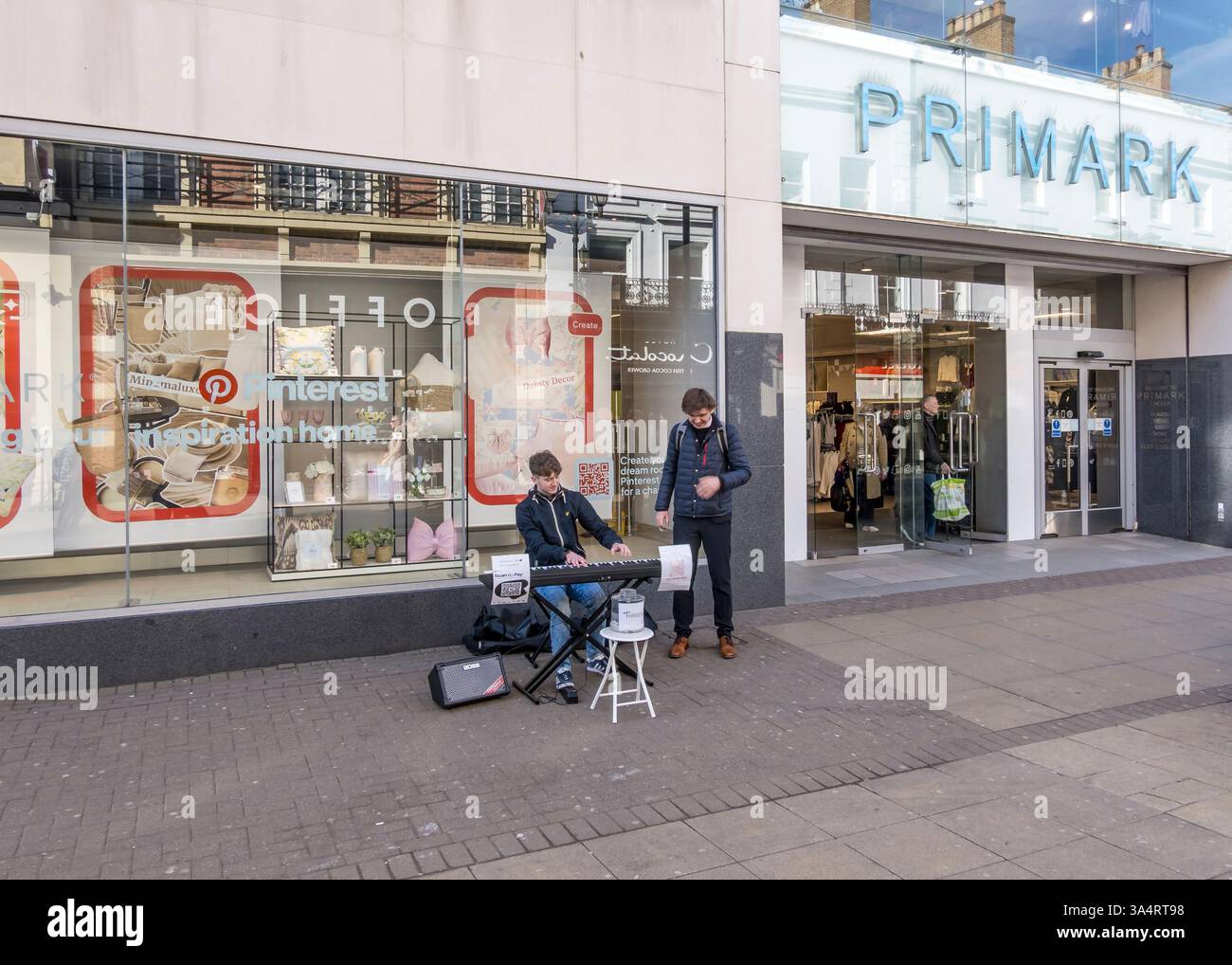 Elektronische Tastatur für Spenden für Studenten, High Street, Lincoln City, Lincolnshire, England, UK Stockfoto