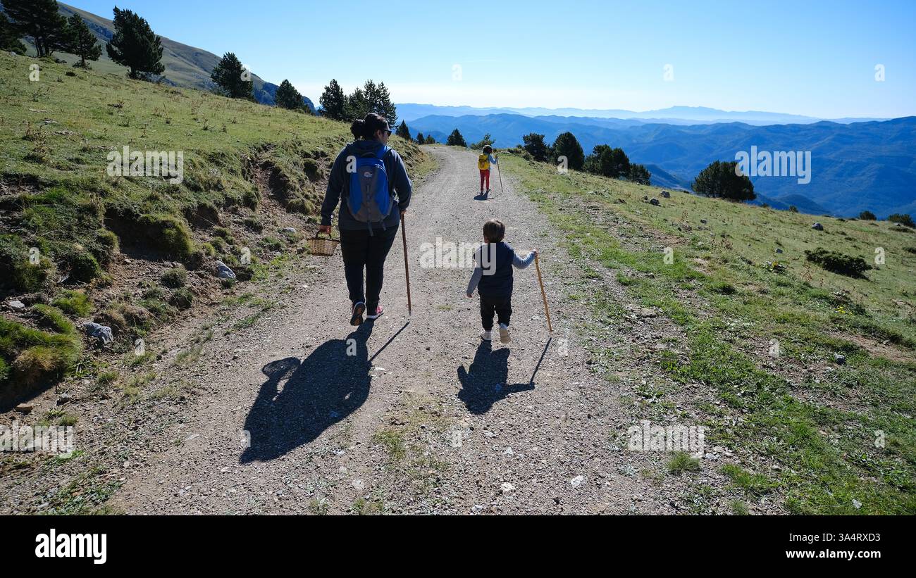 Trekking en familia per Coll de PAL, A la serra del Cadí-Moixeró, Berguedà, Barcelona Stockfoto