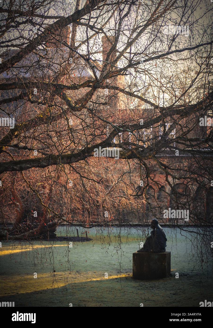 Bronzestatue mit „Maria und Jesuskind“ von John Doubleday, 1981. Unter einem Baum auf dem Rasen im Kreuzgang der Kathedrale von Rochester Stockfoto