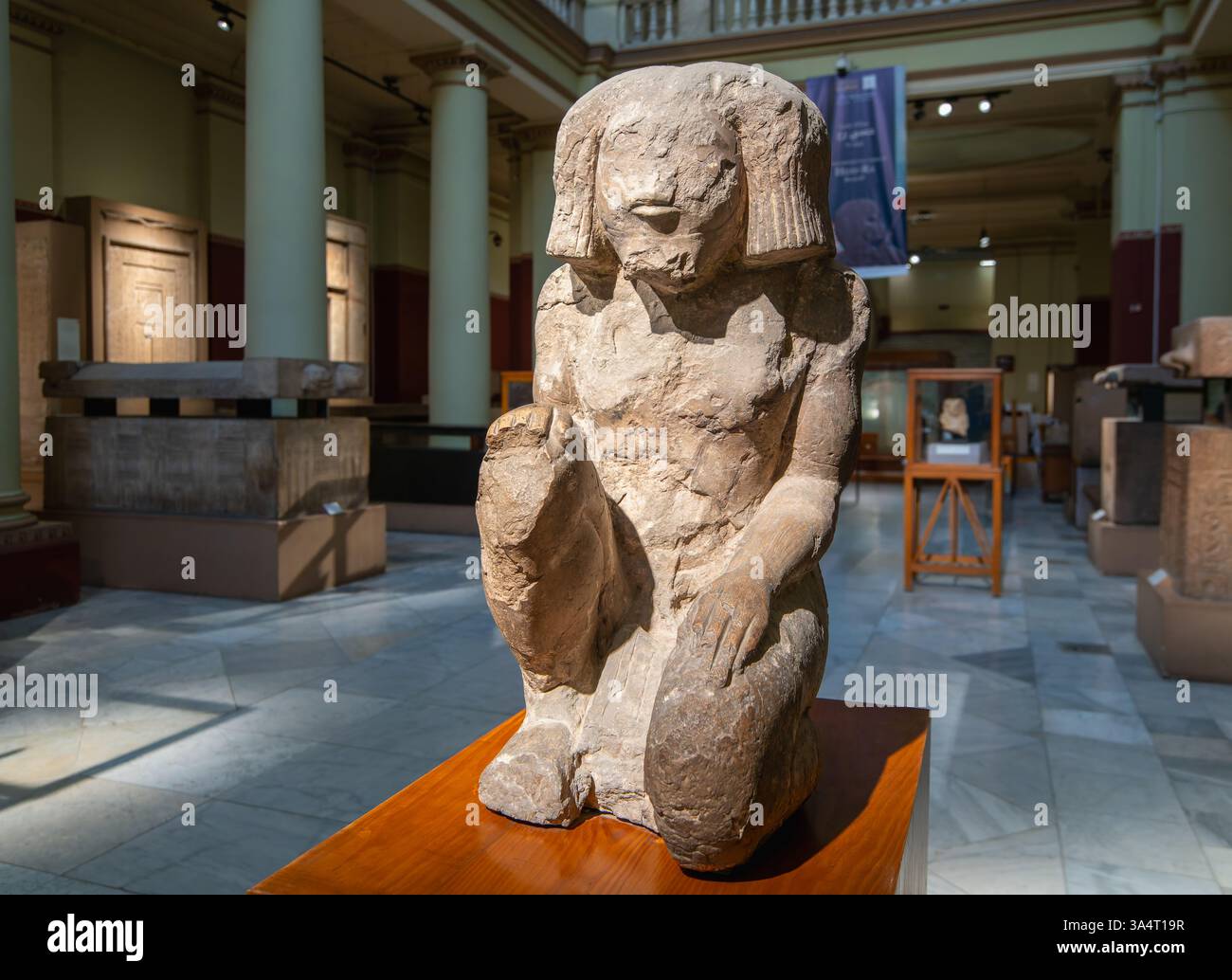 Kairo, Ägypten - 13. Januar 2025: Eine Sandsteinstatue eines knienden Schreibers wird im Ägyptischen Museum ausgestellt. Die Abbildung ist mit dargestellt Stockfoto