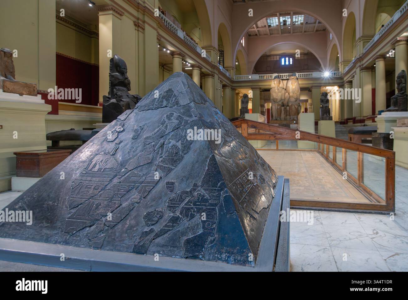 Kairo, Ägypten - 13. Januar 2025: Mehrere Pyramiden verschiedener ägyptischer Pyramiden werden in der zentralen Halle des Ägyptischen Museums ausgestellt. Pyramiden Stockfoto