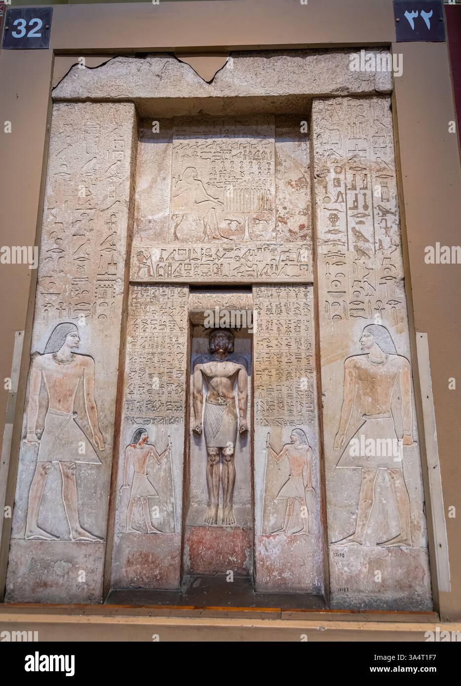 Kairo, Ägypten - 13. Januar 2025: Eine alte ägyptische Falschtür mit Hieroglyphen und Schnitzereien, die den Verstorbenen darstellen. Dieses Artefakt stellt die Sou dar Stockfoto