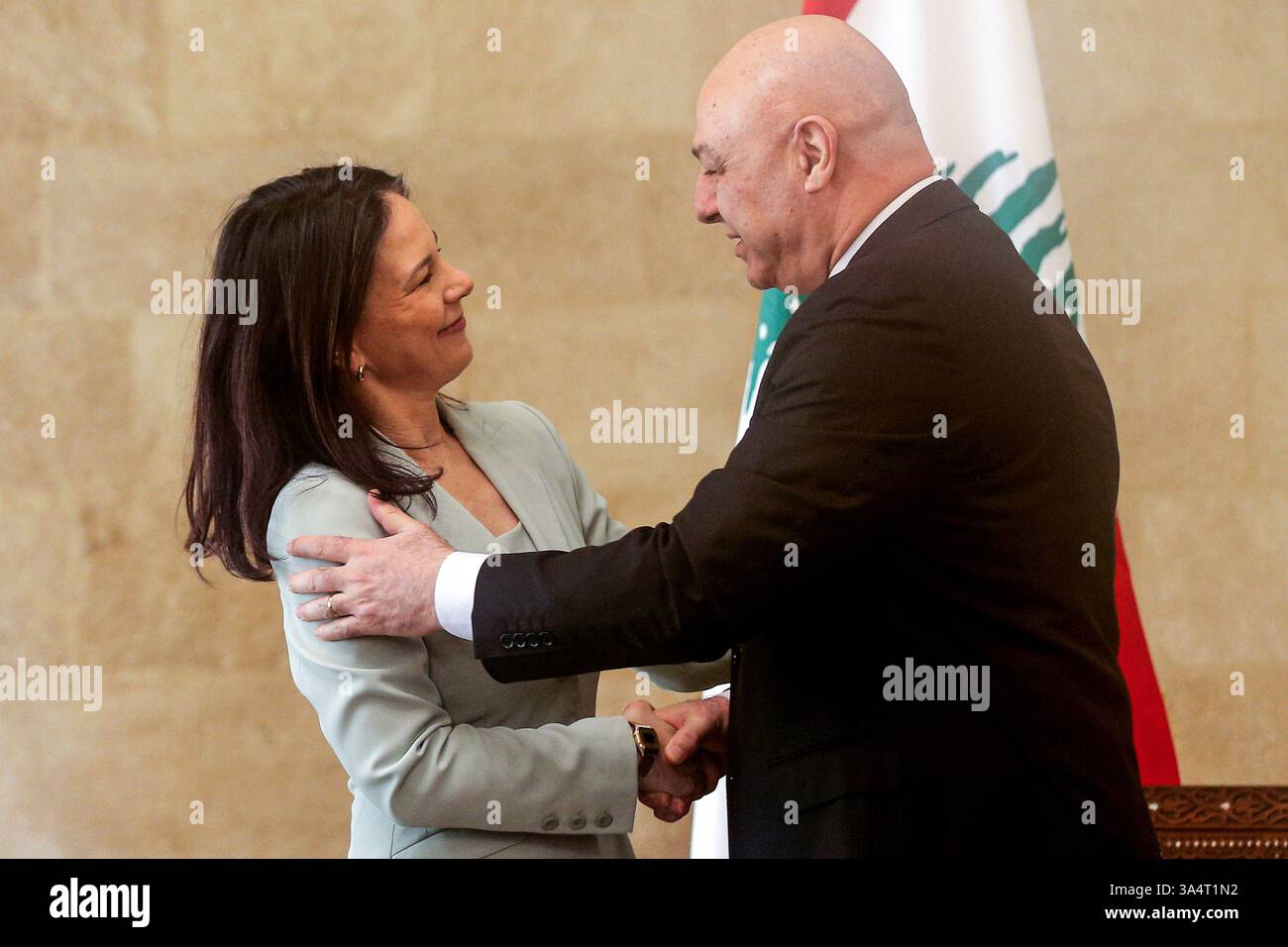 Baabda, Baabda, Libanon. März 2025. Der libanesische Präsident Joseph Aoun (R) begrüßt die deutsche Außenministerin Annalena Baerbock im Präsidentenpalast in Baabda südöstlich von Beirut. Eine Wiederaufnahme der Kämpfe im Krieg zwischen Israel und der Hamas bedroht die Friedensbemühungen der arabischen staaten, sagte Baerbock vor ihrer Reise in den Libanon und Syrien, um den Konflikt zu diskutieren. (Kreditbild: © Marwan Naamani/ZUMA Press Wire) NUR REDAKTIONELLE VERWENDUNG! Nicht für kommerzielle ZWECKE! Stockfoto