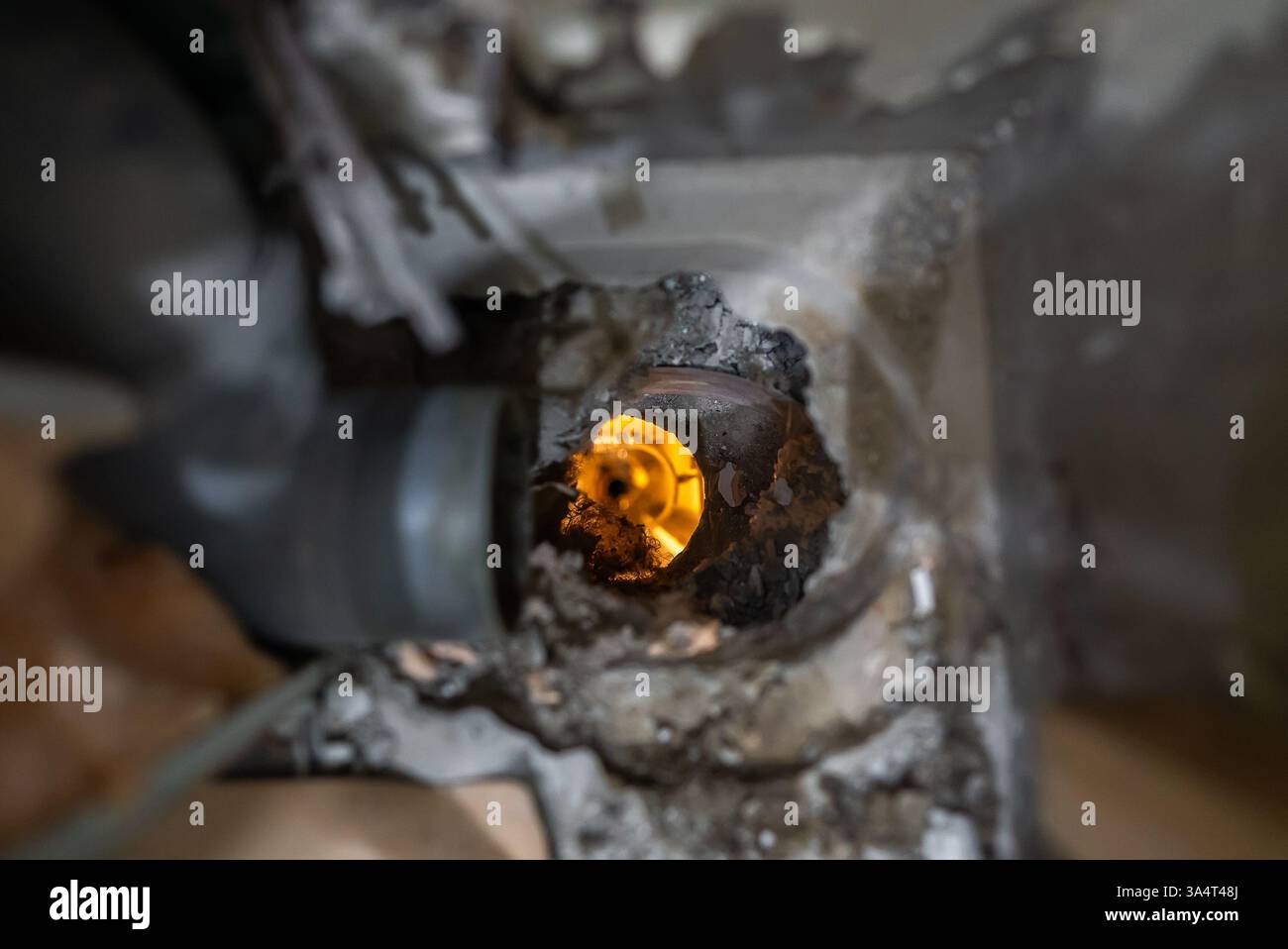 Zerlegter Kanalstapel wartet auf Austausch durch ein neues Rohr. Stockfoto