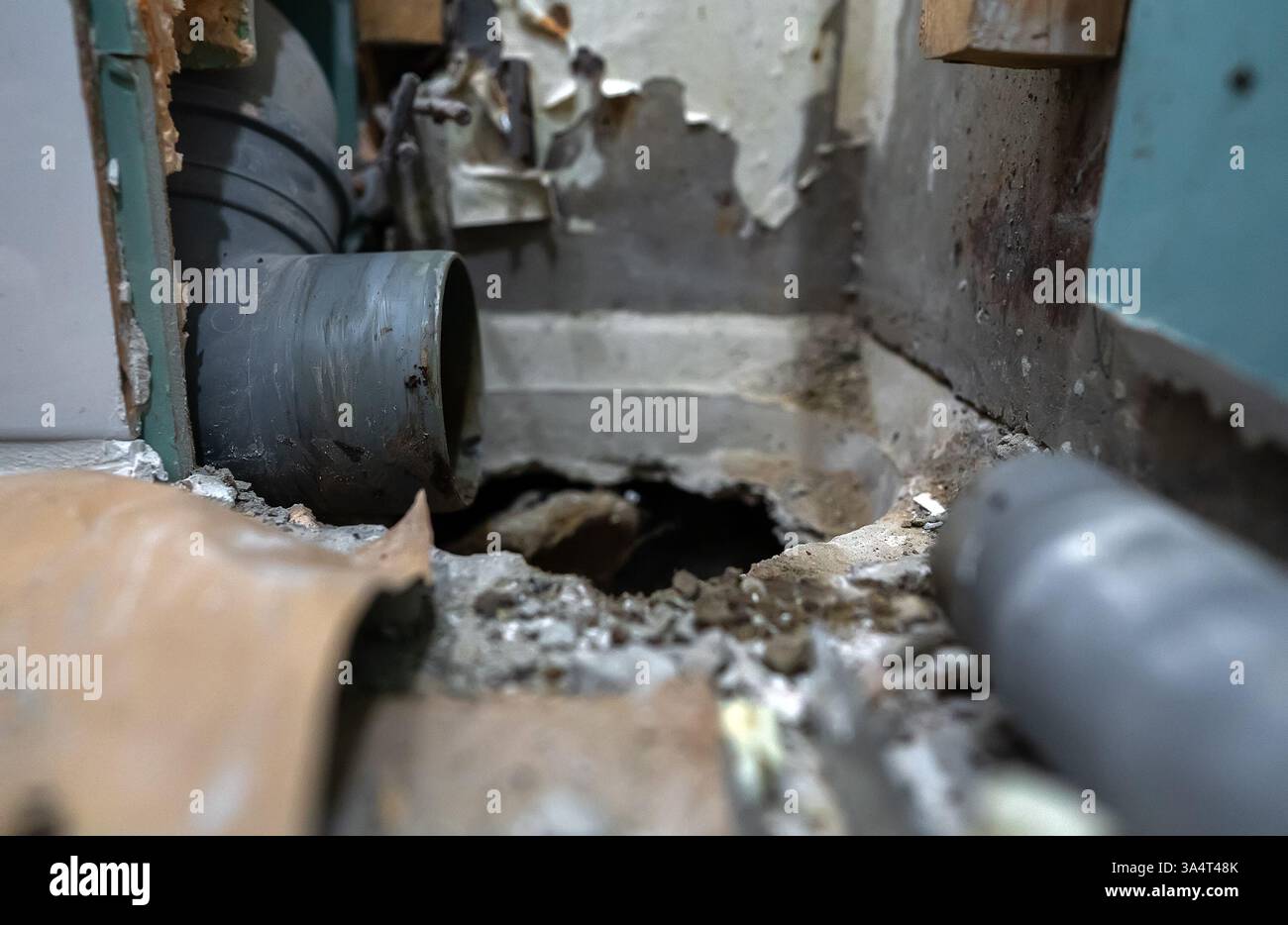 Zerlegter Kanalstapel wartet auf Austausch durch ein neues Rohr. Stockfoto