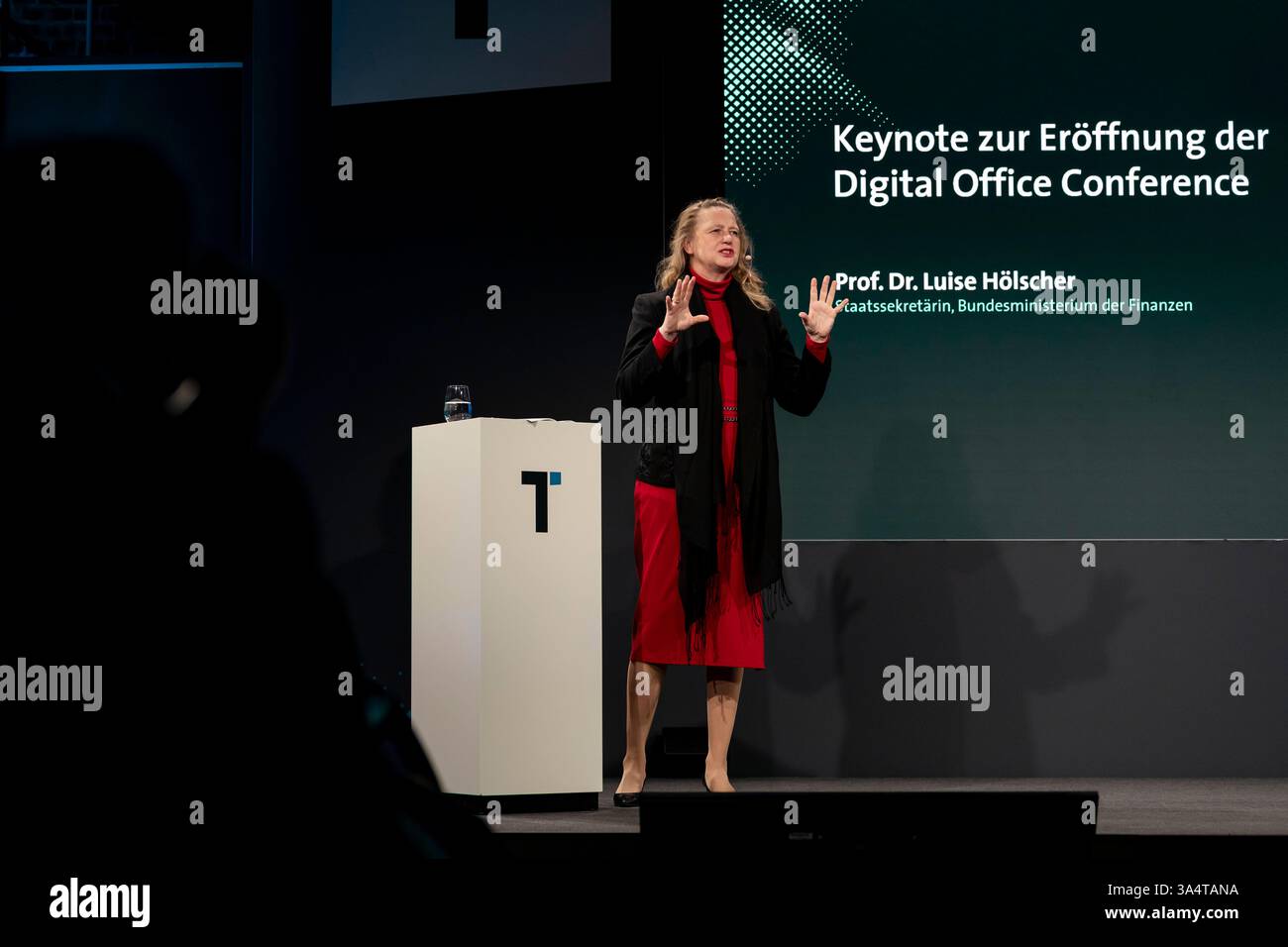 TRANSFORMATION 2025 Prof. Dr. Luise Hölscher, Staatssekretärin im Bundesministerium der Finanzen, hält die Keynote zur Eröffnung der Digital Office Conference bei TRANSFORM 2025 in der STATION Berlin. *** TRANSFORM 2025 Prof. Dr. Luise Hölscher, Staatssekretärin im Bundesministerium der Finanzen, hält die Keynote bei der Eröffnung der Digital Office Conference auf der TRANSFORM 2025 am BAHNHOF Berlin Urheberrecht: XEVENTPRESSxJeremyxKnowlesx Stockfoto