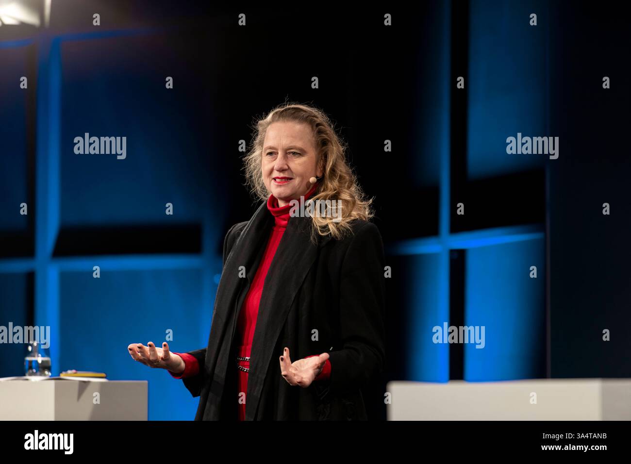 TRANSFORMATION 2025 Prof. Dr. Luise Hölscher, Staatssekretärin im Bundesministerium der Finanzen, hält die Keynote zur Eröffnung der Digital Office Conference bei TRANSFORM 2025 in der STATION Berlin. *** TRANSFORM 2025 Prof. Dr. Luise Hölscher, Staatssekretärin im Bundesministerium der Finanzen, hält die Keynote bei der Eröffnung der Digital Office Conference auf der TRANSFORM 2025 am BAHNHOF Berlin Urheberrecht: XEVENTPRESSxJeremyxKnowlesx Stockfoto