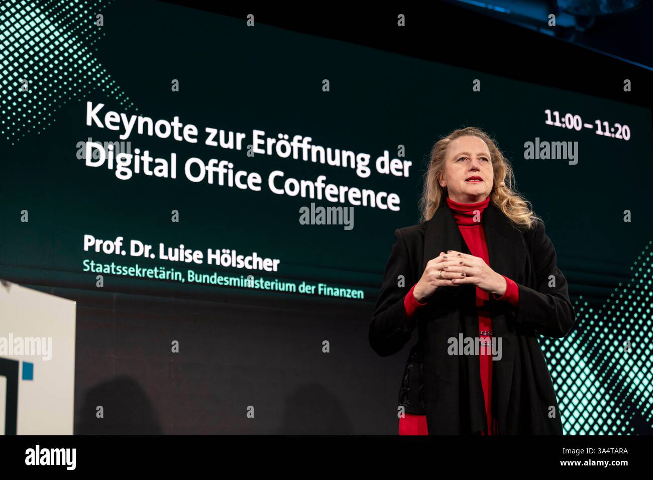 TRANSFORMATION 2025 Prof. Dr. Luise Hölscher, Staatssekretärin im Bundesministerium der Finanzen, hält die Keynote zur Eröffnung der Digital Office Conference bei TRANSFORM 2025 in der STATION Berlin. *** TRANSFORM 2025 Prof. Dr. Luise Hölscher, Staatssekretärin im Bundesministerium der Finanzen, hält die Keynote bei der Eröffnung der Digital Office Conference auf der TRANSFORM 2025 am BAHNHOF Berlin Urheberrecht: XEVENTPRESSxJeremyxKnowlesx Stockfoto