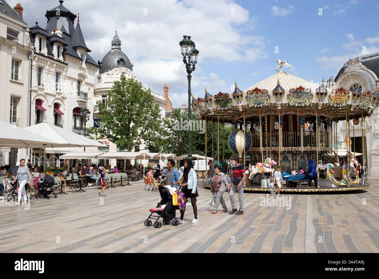 Orléans, Frankreich - 20. Juli 2017: Karussell und Menschen auf dem Place du Martroi im Stadtzentrum von Orléans im Departement Loiret, Centre-Val de Loire, F. Stockfoto