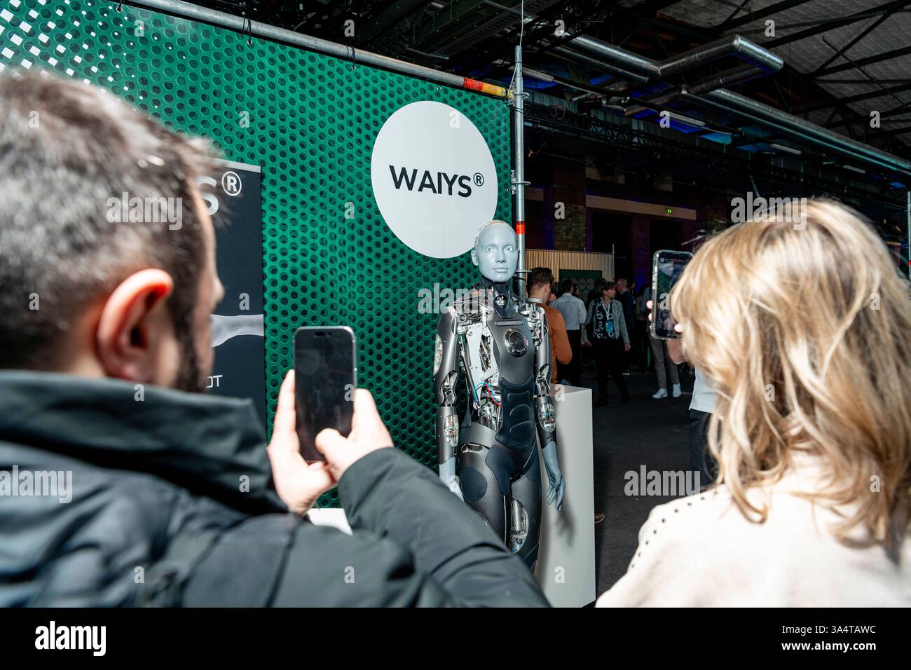 TRANSFORMIEREN 2025 in der Haupthalle der TRANSFORMIEREN 2025 in der STATION Berlin steht am Stand des Dresdner Computerhardware-Herstellers WAIYS ein Roboter mit menschenähnlichem Gesicht und Stimme. *** TRANSFORM 2025 in der Haupthalle von TRANSFORM 2025 am BAHNHOF Berlin steht ein Roboter mit menschlichem Gesicht und Stimme am Stand des Dresdner Computerhardware-Herstellers WAIYS Copyright: XEVENTPRESSxJeremyxKnowlesx Stockfoto