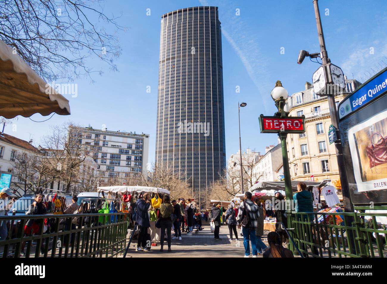 Paris, Frankreich - 7. März 2025: Montparnasse-Turm von der U-Bahn-Ausfahrt, Passanten und Geschäfte in Paris 14. - Foto: WillyMobilo Stockfoto