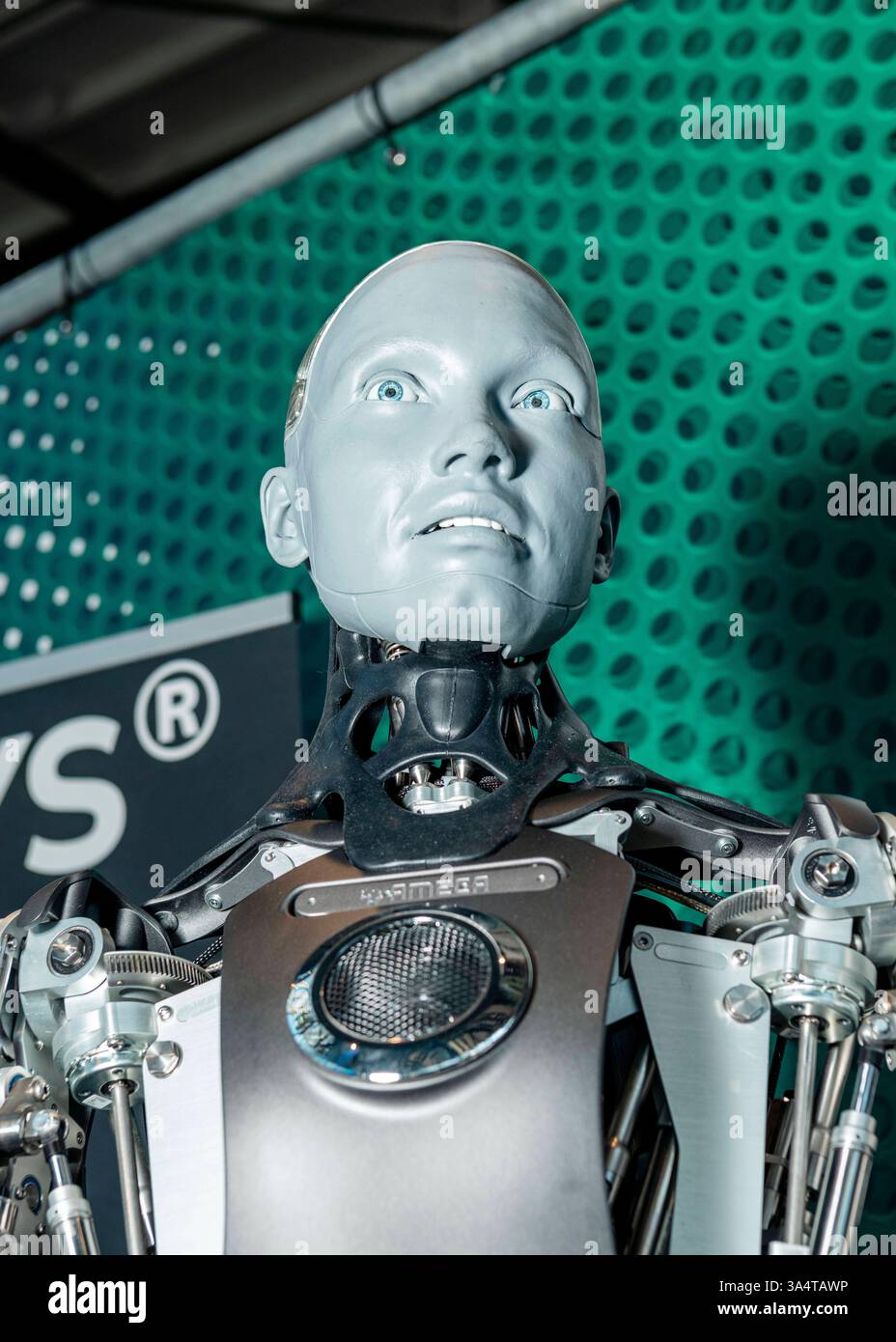 TRANSFORMIEREN 2025 in der Haupthalle der TRANSFORMIEREN 2025 in der STATION Berlin steht am Stand des Dresdner Computerhardware-Herstellers WAIYS ein Roboter mit menschenähnlichem Gesicht und Stimme. *** TRANSFORM 2025 in der Haupthalle von TRANSFORM 2025 am BAHNHOF Berlin steht ein Roboter mit menschlichem Gesicht und Stimme am Stand des Dresdner Computerhardware-Herstellers WAIYS Copyright: XEVENTPRESSxJeremyxKnowlesx Stockfoto