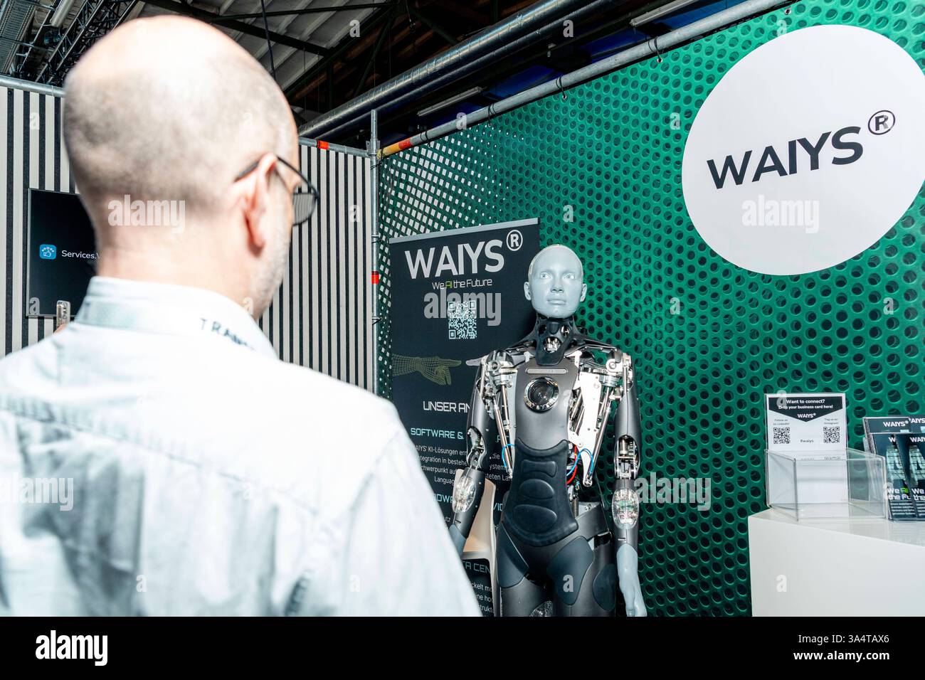 TRANSFORMIEREN 2025 in der Haupthalle der TRANSFORMIEREN 2025 in der STATION Berlin steht am Stand des Dresdner Computerhardware-Herstellers WAIYS ein Roboter mit menschenähnlichem Gesicht und Stimme. *** TRANSFORM 2025 in der Haupthalle von TRANSFORM 2025 am BAHNHOF Berlin steht ein Roboter mit menschlichem Gesicht und Stimme am Stand des Dresdner Computerhardware-Herstellers WAIYS Copyright: XEVENTPRESSxJeremyxKnowlesx Stockfoto