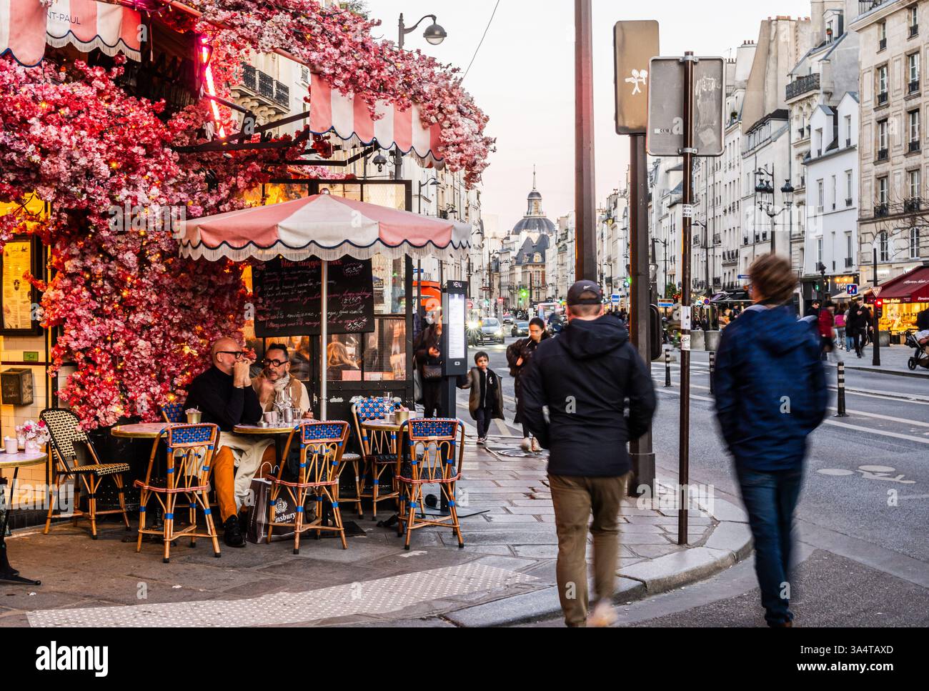 Paris, Frankreich - 6. März 2025: Straßenfotografie, rue de Rivoli in Paris 4. Arrondissement - Foto von WillyMobilo Stockfoto