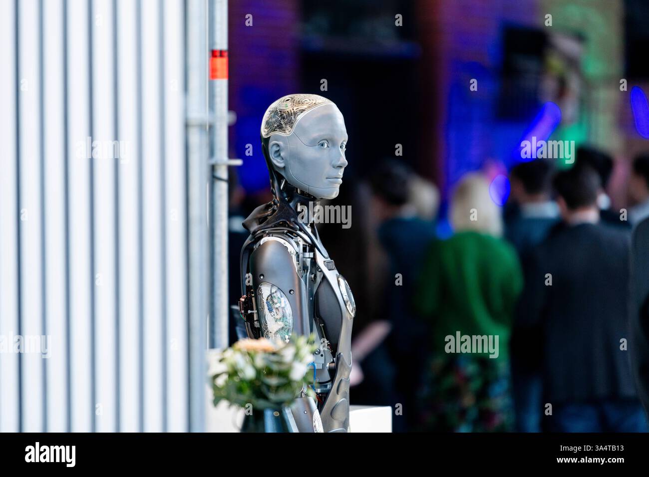 TRANSFORMIEREN 2025 in der Haupthalle der TRANSFORMIEREN 2025 in der STATION Berlin steht am Stand des Dresdner Computerhardware-Herstellers WAIYS ein Roboter mit menschenähnlichem Gesicht und Stimme. *** TRANSFORM 2025 in der Haupthalle von TRANSFORM 2025 am BAHNHOF Berlin steht ein Roboter mit menschlichem Gesicht und Stimme am Stand des Dresdner Computerhardware-Herstellers WAIYS Copyright: XEVENTPRESSxJeremyxKnowlesx Stockfoto