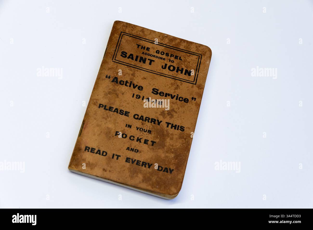 Bibel mit Bibel zum aktiven Dienst. Taschenbibel, die Militärpersonal während des Kriegsdienstes mitnehmen kann. Neues Testament im Taschenformat Stockfoto