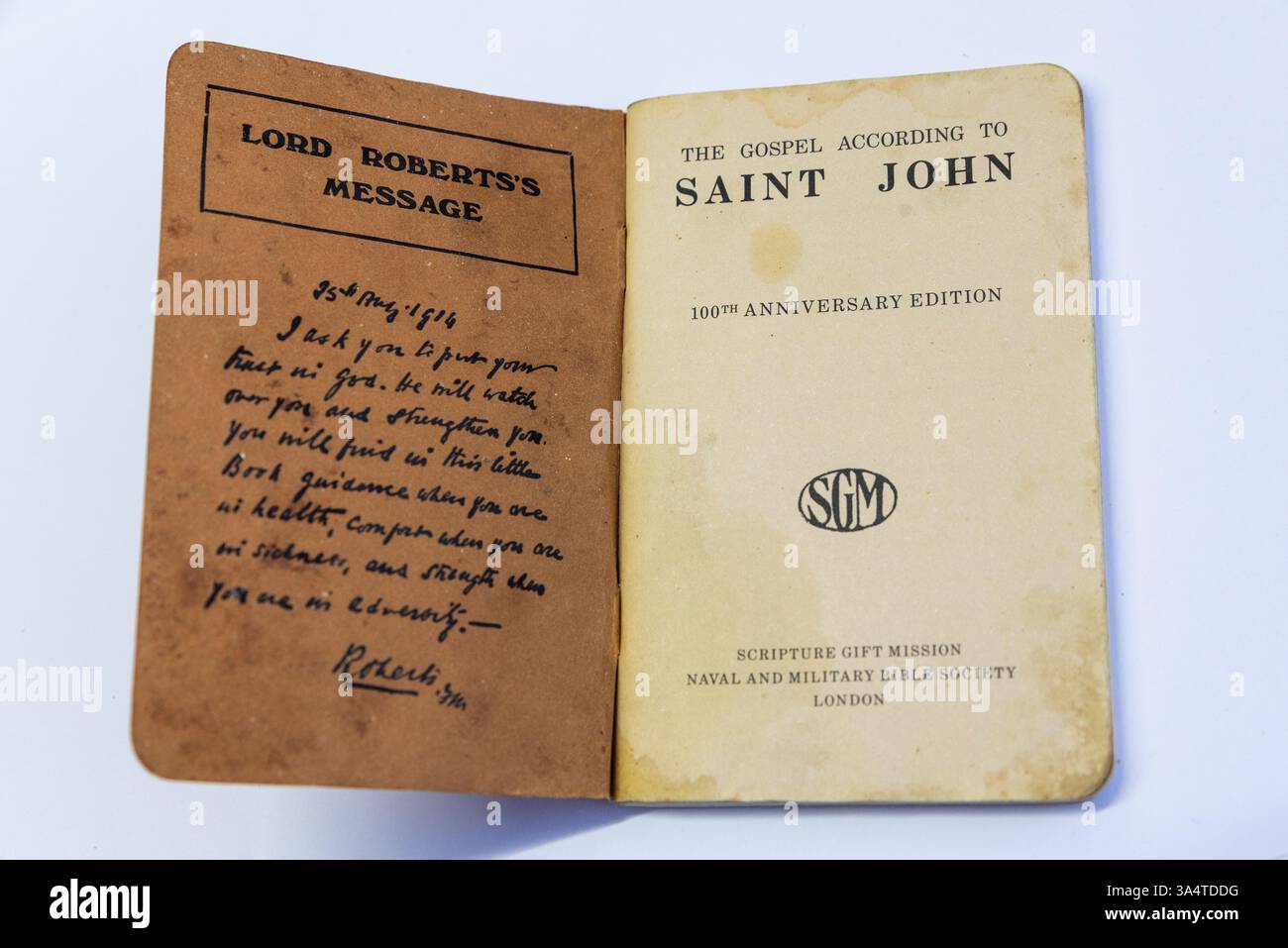 Bibel mit Bibel zum aktiven Dienst. Taschenbibel, die Militärpersonal während des Kriegsdienstes mitnehmen kann. Neues Testament im Taschenformat Stockfoto