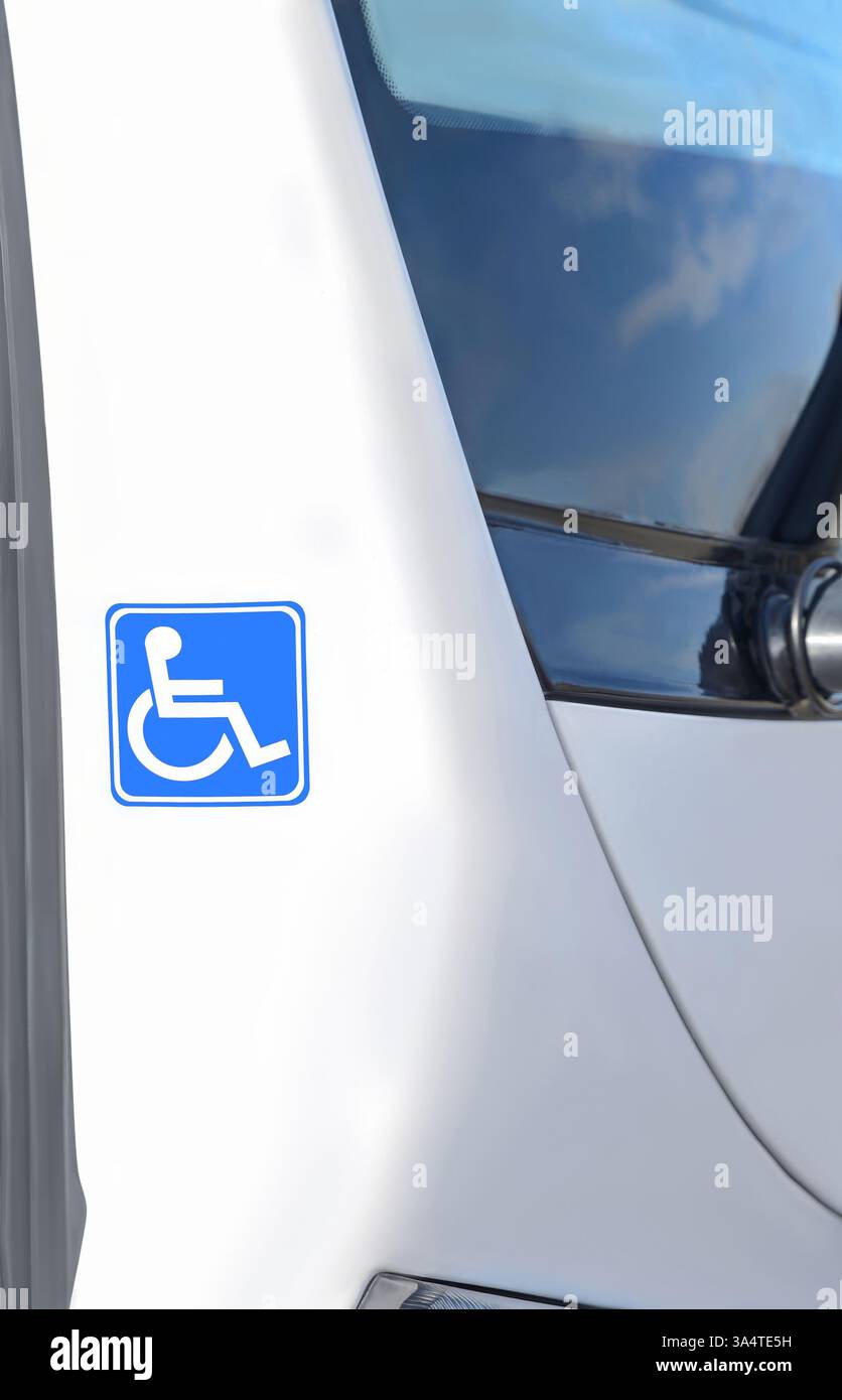 Schild für den Transport von Personen mit eingeschränkter Mobilität in einem weißen Bus. Stockfoto