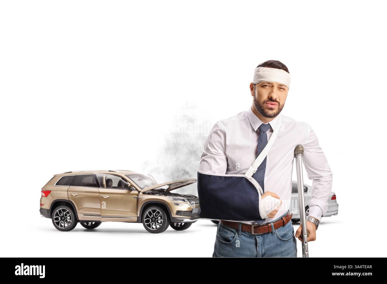 Junger Mann mit einer Armschlinge und Bandage auf dem Kopf, der auf eine Krücken gelehnt ist, Autounfallverletzungskonzept isoliert auf weißem Hintergrund Stockfoto