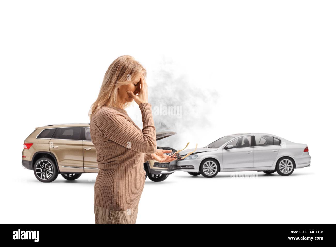 Fahrerin bereut Schäden durch Autokollision isoliert auf weißem Hintergrund Stockfoto
