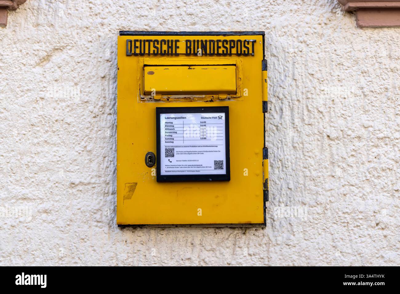 Deutsche Bundespost. Ein historischer Briefkasten am Rathaus Baden-Baden wird täglich geleert. // 18.03.2025: Baden-Baden, Baden-Württemberg, Deutschland, Europa *** Deutsche Bundespost Ein historischer Briefkasten am Rathaus Baden Baden wird täglich geleert 18 03 2025 Baden Baden, Baden Württemberg, Deutschland, Europa Stockfoto