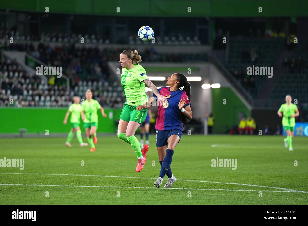 Wolfsburg, Deutschland. März 2025. Wolfsburg, 19. März 2025: Lynn Wilms ( 2 Wolfsburg) Salma Paralluelo ( 7 Barcelona ) beim Viertelfinalspiel der UEFA Women's Champions League zwischen dem VFL Wolfsburg und dem FC Barcelona in der Volkswagen Arena in Wolfsburg. (Julia Kneissl/SPP) Credit: SPP Sport Press Photo. /Alamy Live News Stockfoto