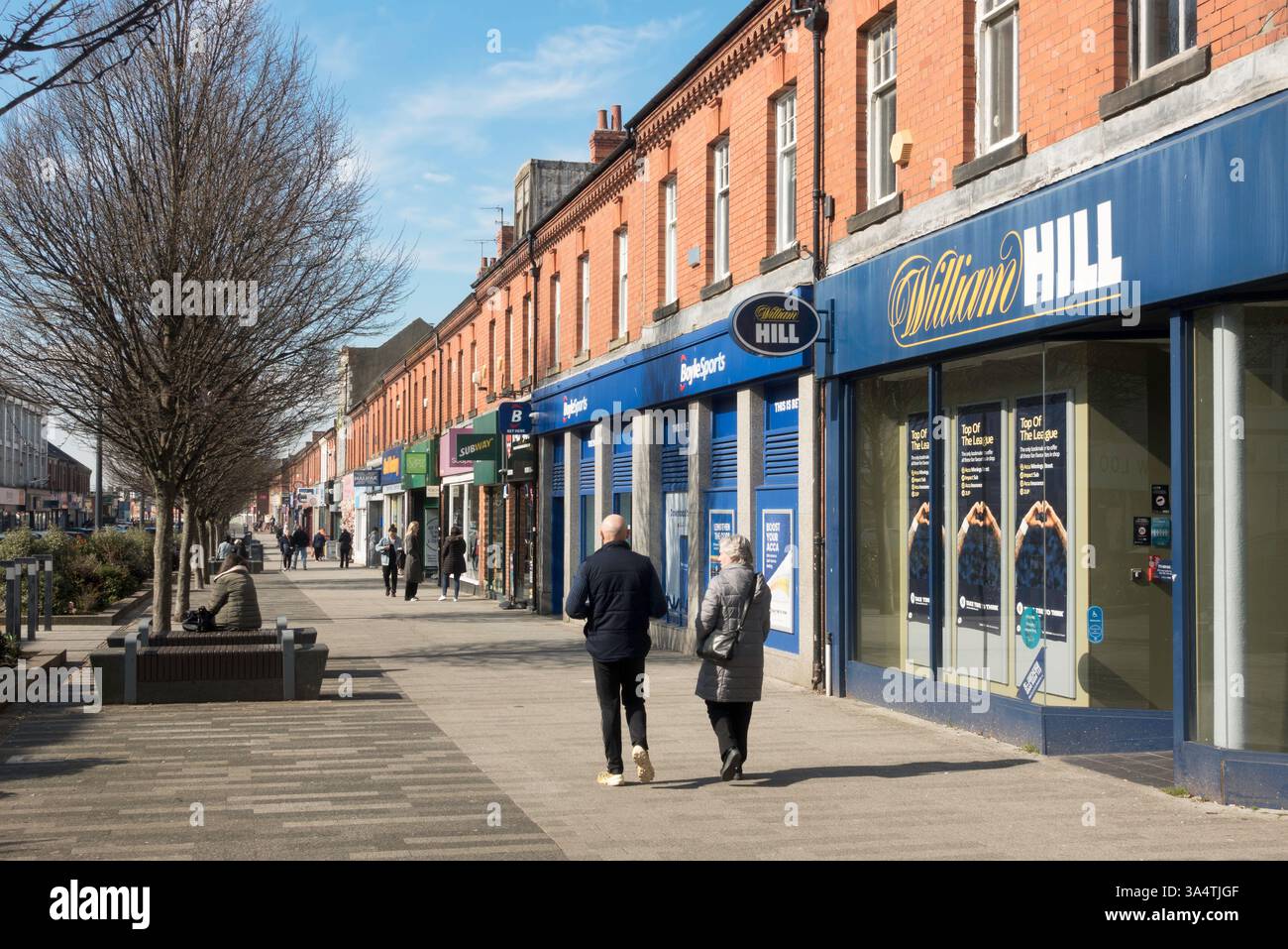 Menschen, die im Stadtzentrum von Ashington, Northumberland, England, Großbritannien, spazieren gehen Stockfoto