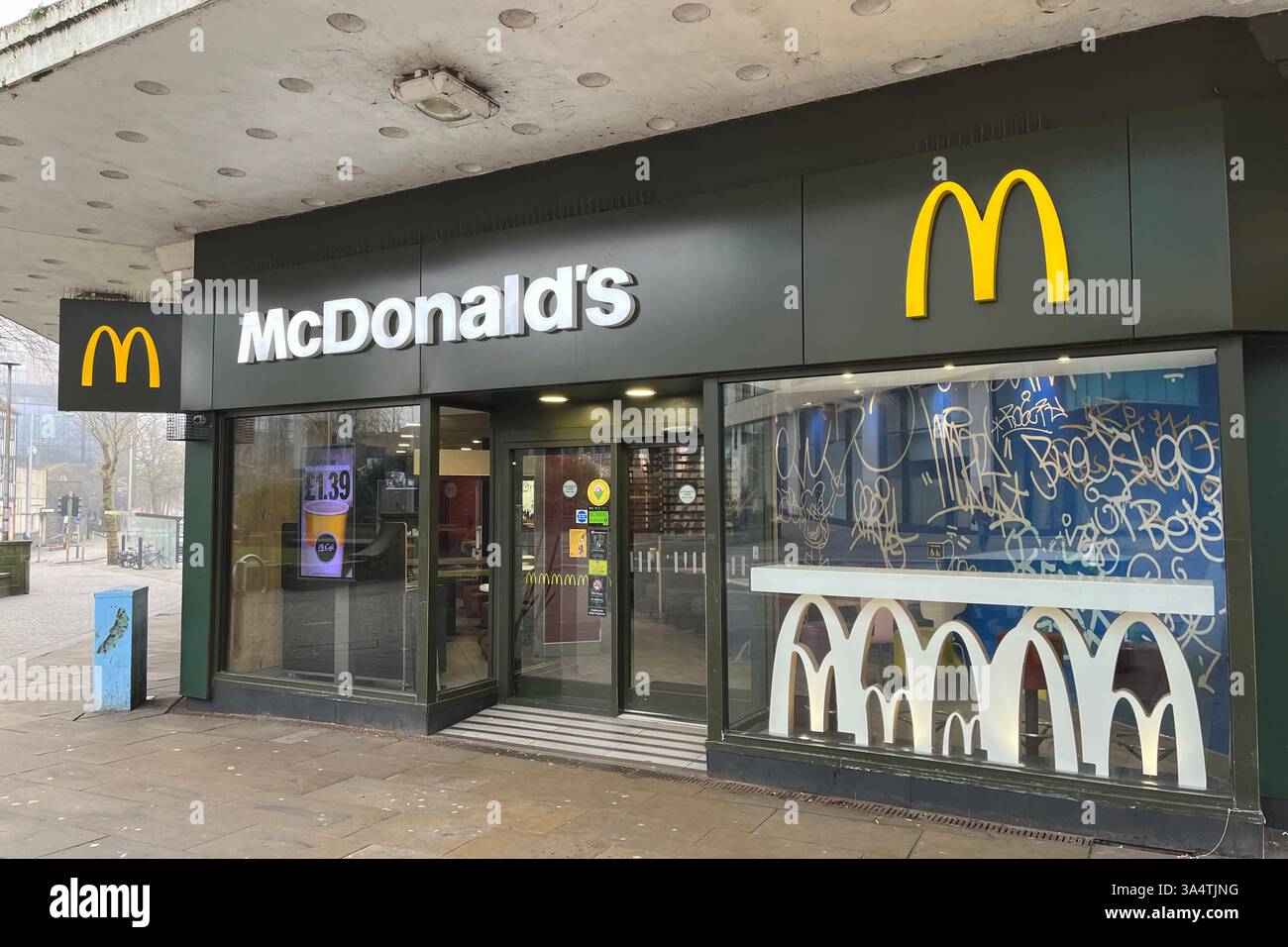 McDonald's Storefront an der Oxford Street. Swansea, Wales, Vereinigtes Königreich. März 2025. Stockfoto