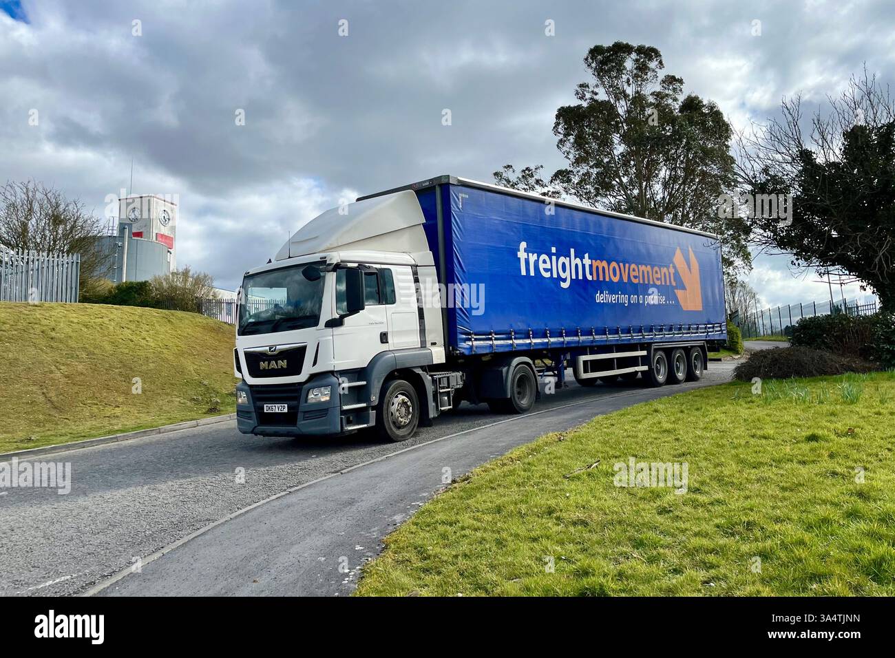 Ein Lastkraftwagen fährt an einem Gewerbegrundstück in Fforestfach vorbei. Swansea, Wales, Vereinigtes Königreich. März 2025. Stockfoto Ein Lastkraftwagen fährt an einem Gewerbegrundstück in Fforestfach vorbei. Swansea, Wales, Vereinigtes Königreich. März 2025. Stockfoto
