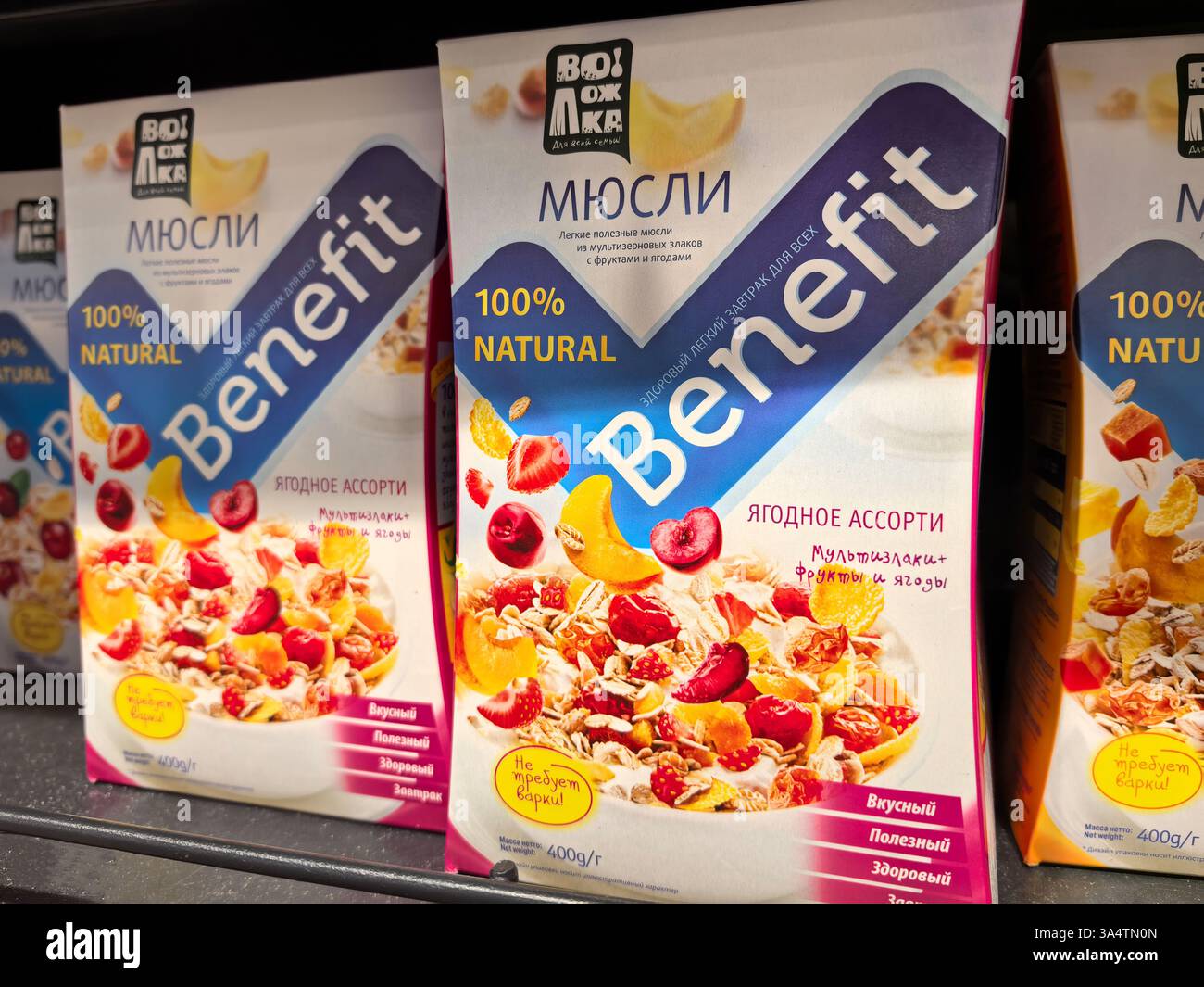 Bobruisk, Weißrussland - 8. März 2025: Die farbenfrohe Verpackung zeigt eine natürliche Mischung aus Granola und Beeren, die gesunde Lebensmittel hervorhebt Stockfoto