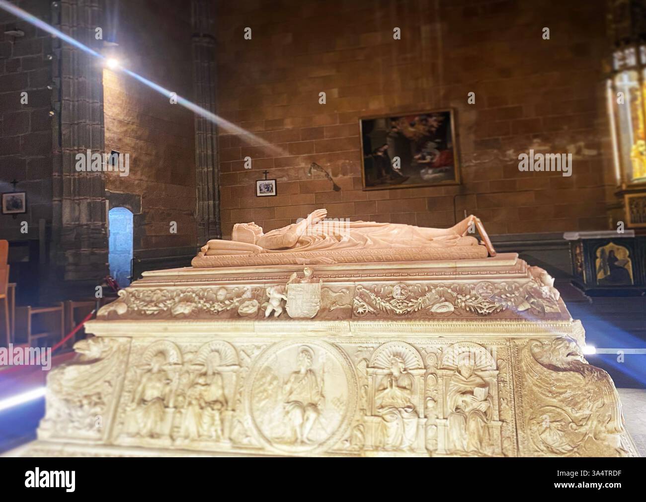 Ein Lichtstrahl strahlt Grabstätte des Fürsten von Österreich Santo Tomas Kloster in Avila, Castilla y Leon, Spanien Stockfoto