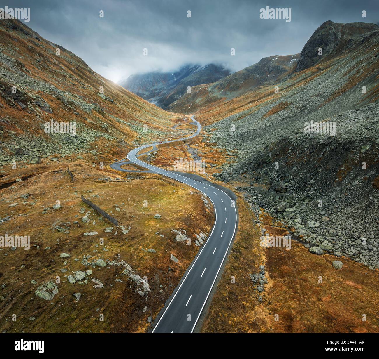 Luftaufnahme der gewundenen Bergstraße im Alpental im Herbst Stockfoto
